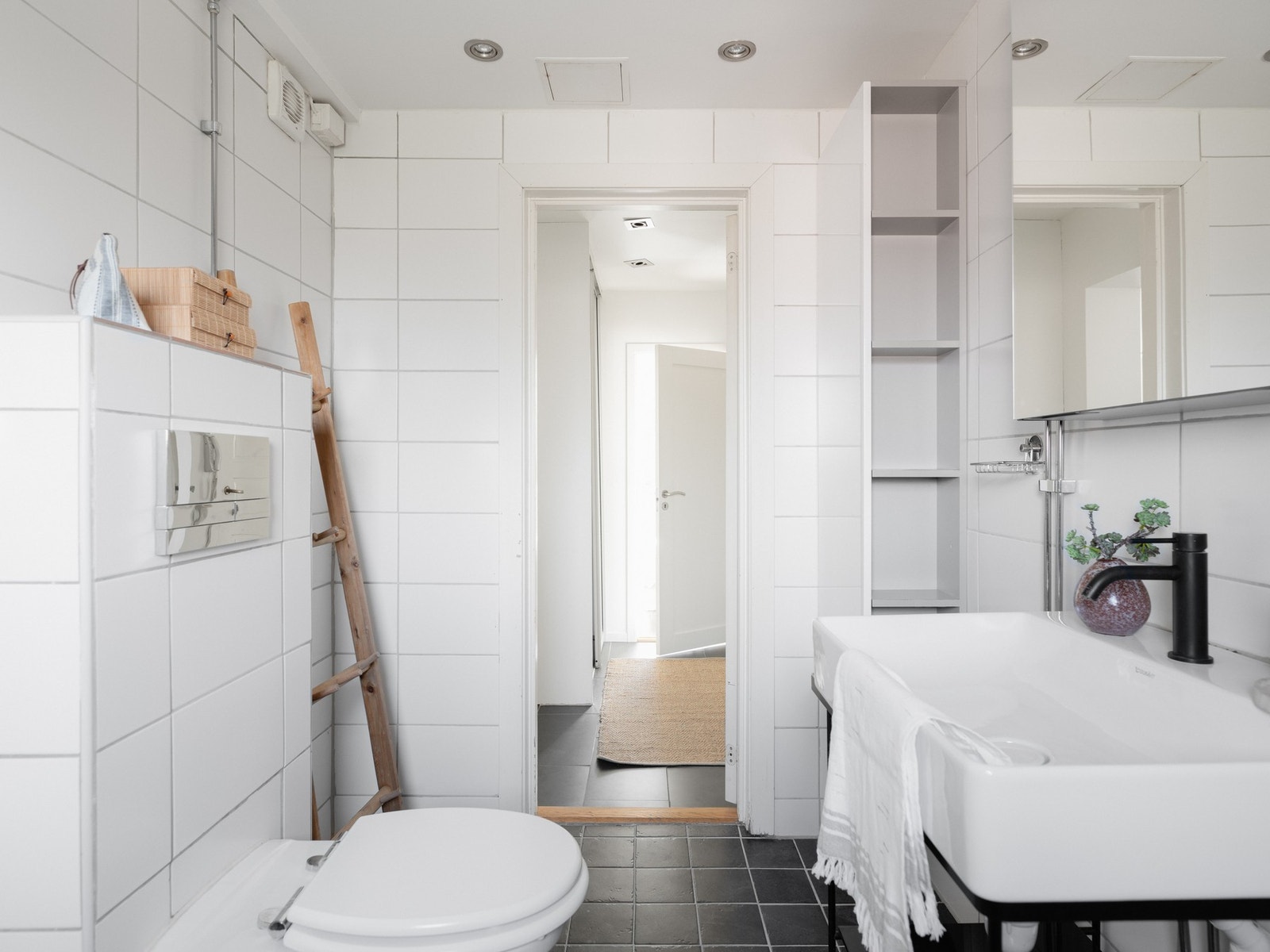 Badet har oppbevaringsplass i en hylle og i speilskap over servanten. Galleribilde