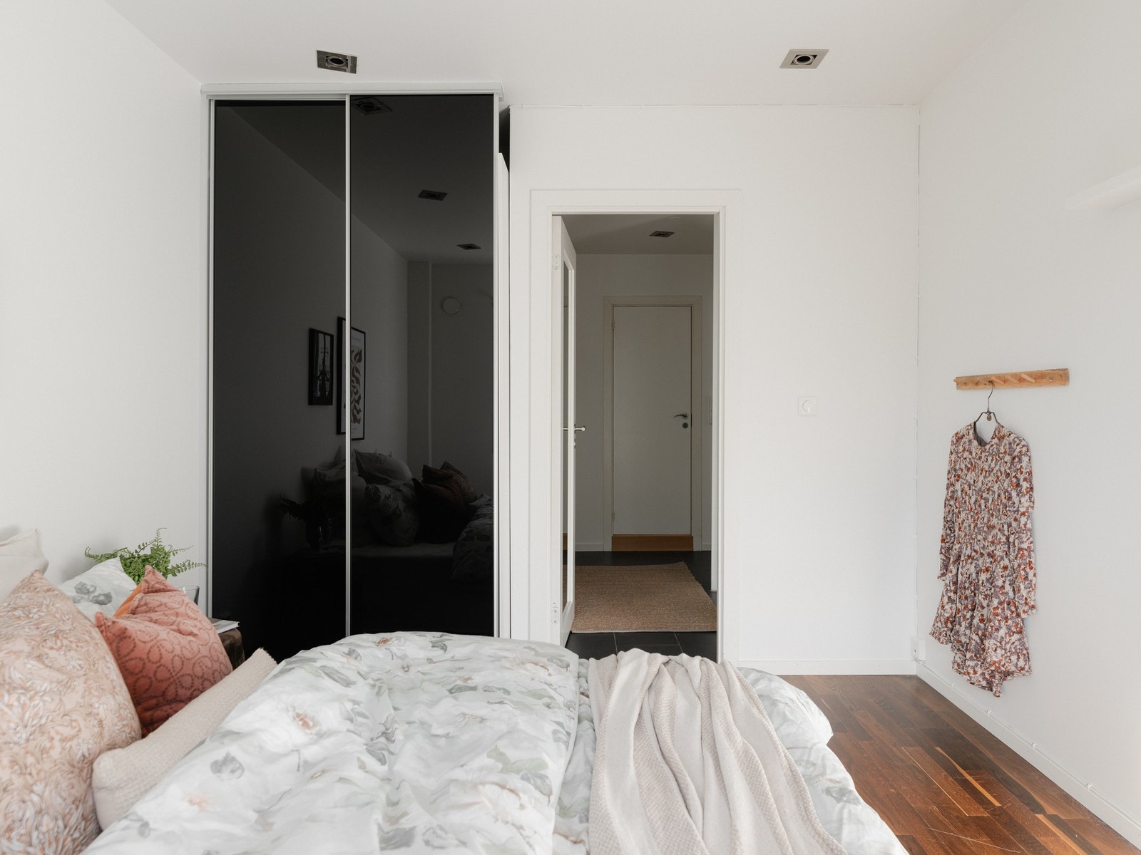 Begge soverom og entreen er praktisk innredet med skyvedørsgarderober. Galleribilde
