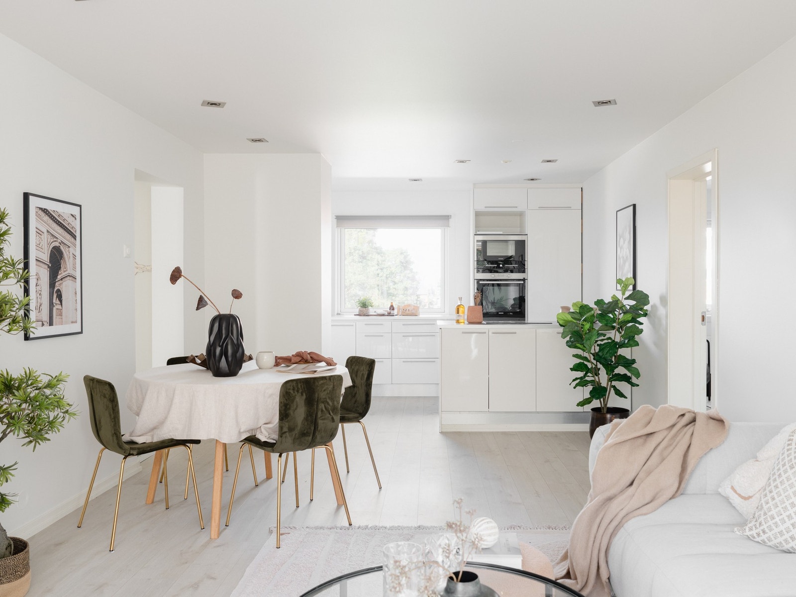 Leiligheten fremstår som pent vedlikeholdt med enstavs laminatgulv, og lyse veggflater som nylig er malt opp. Galleribilde