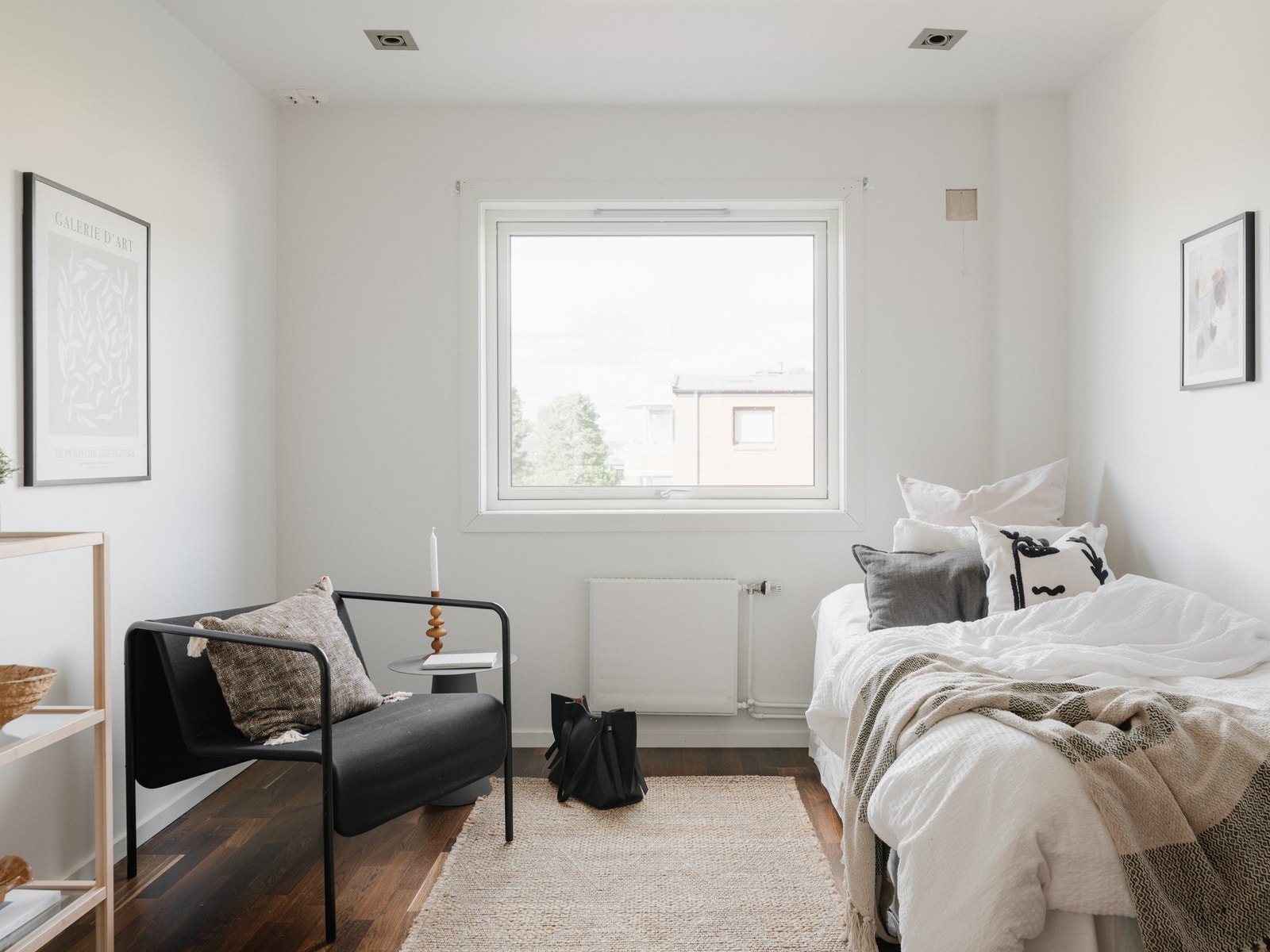 Det er god plass til seng, skrivepult og nattbord i begge soverom. Galleribilde