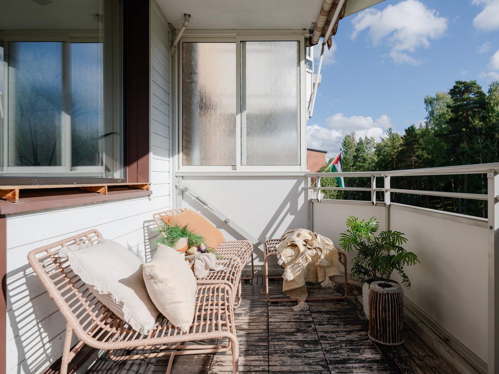 Uteplassen har skjermvegger på siden og oppleves som privat og solrik. Galleribilde