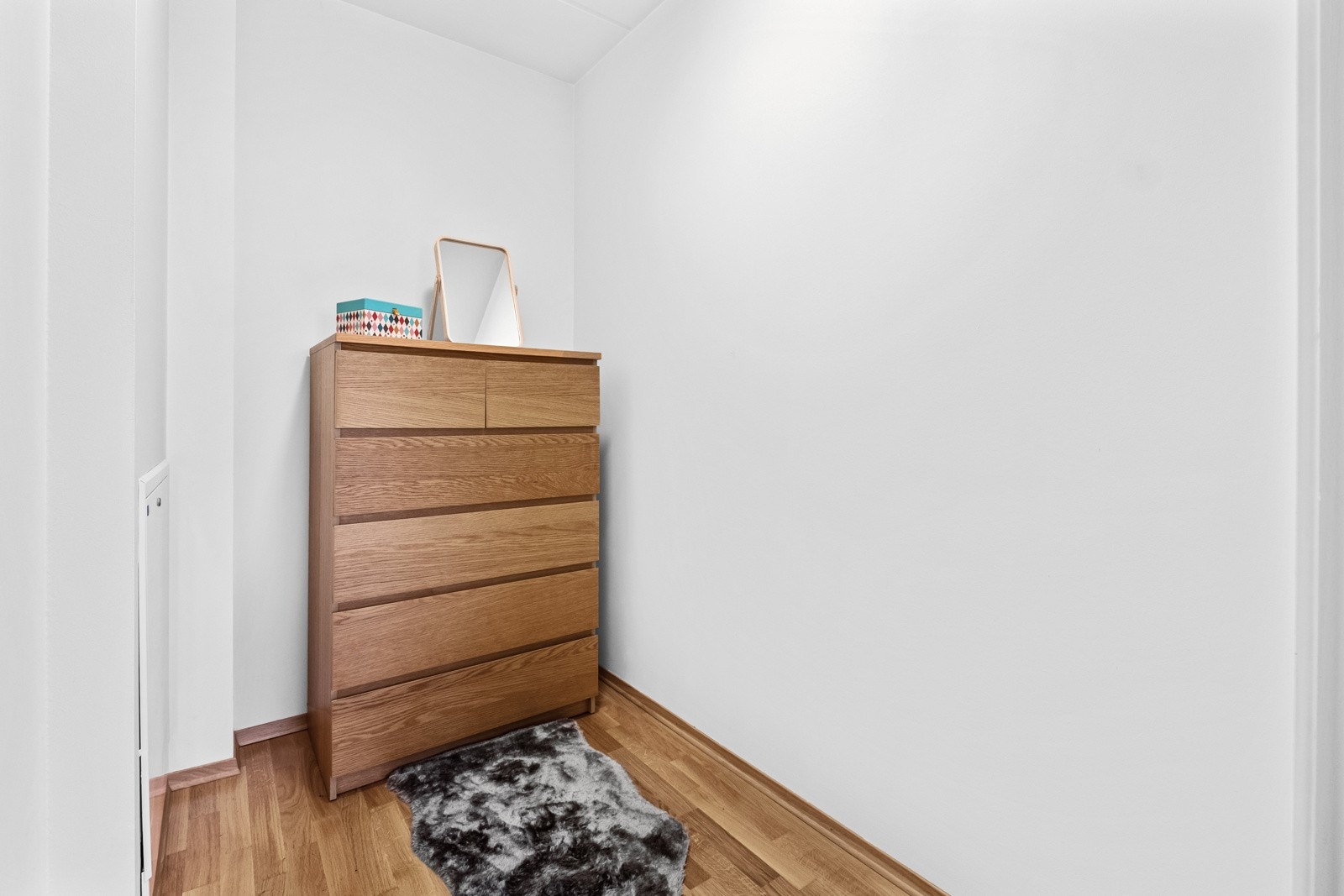 Soverommet er forøvrig tilknyttet et praktisk walk-in rom med gode muligheter for oppbevaringsmøbel. Galleribilde