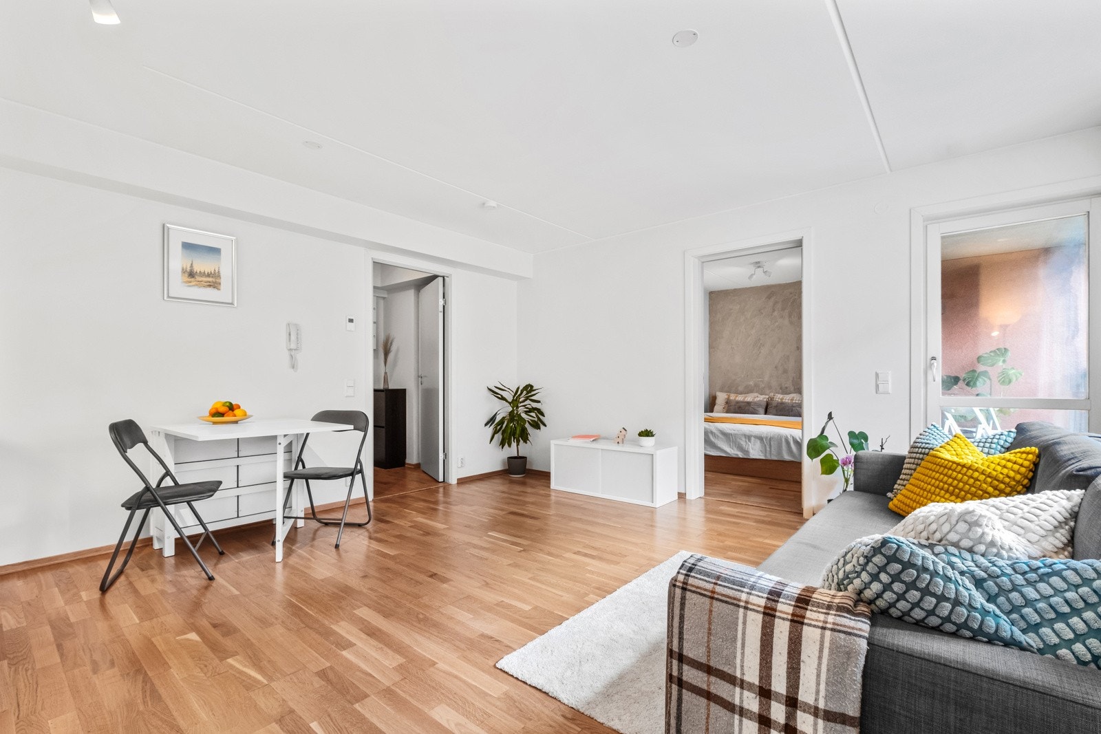 Stuen byr på god plass til sofagruppe og mediebenk. Galleribilde