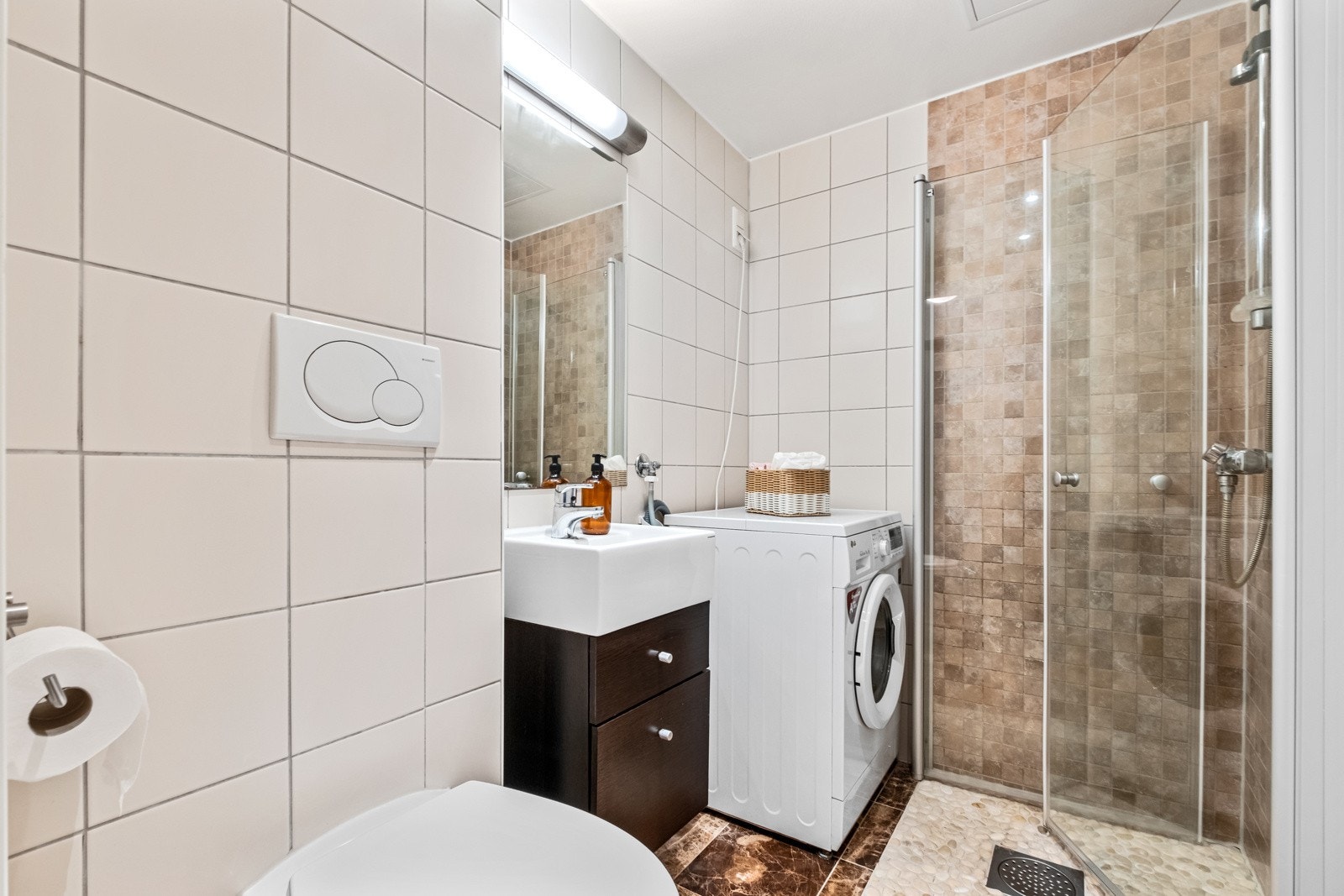 Flislagt baderom med opplegg for vaskemaskin. Galleribilde