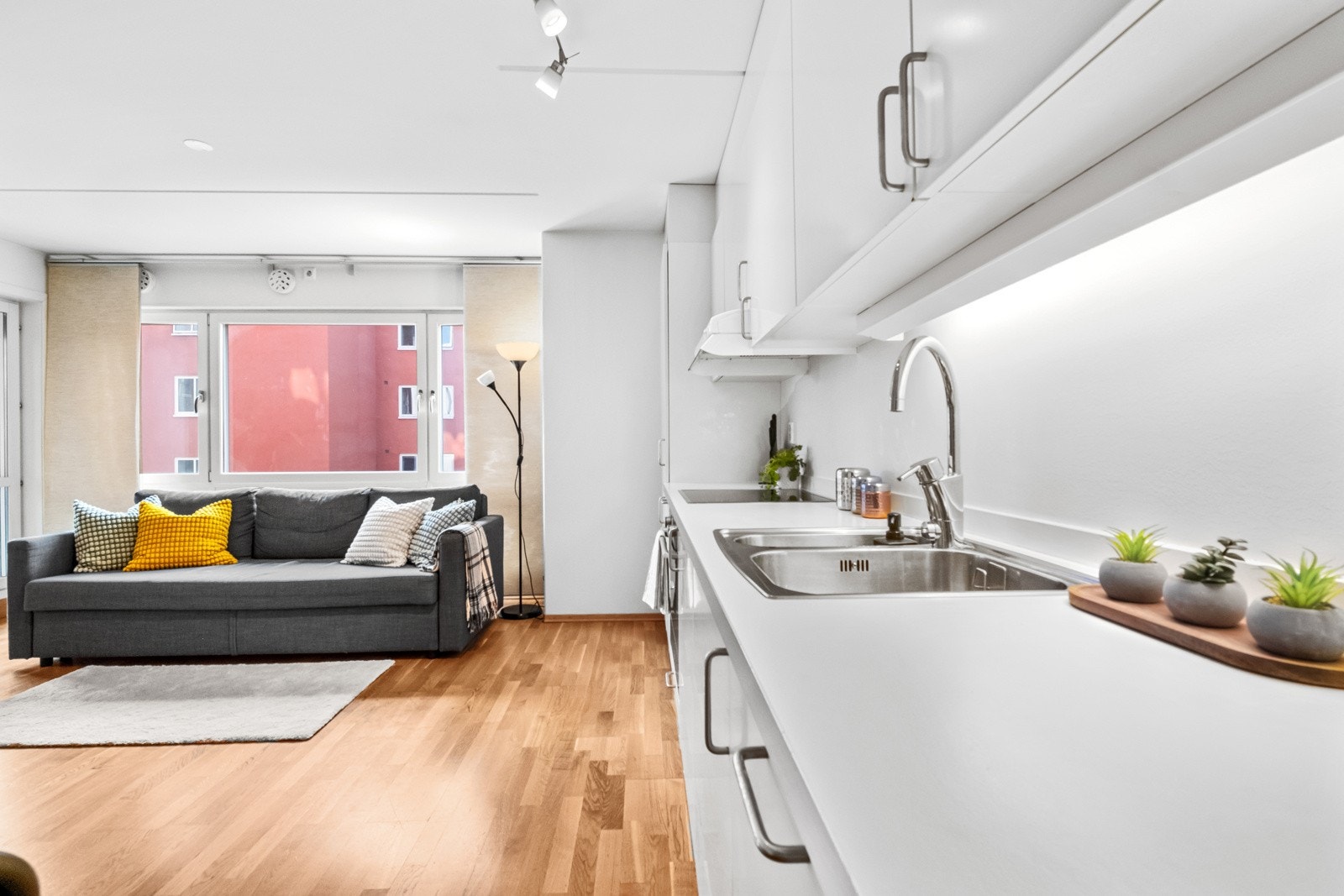 Rikelig med skap- og benkeplass, noe som gjør det enkelt å holde orden. Galleribilde