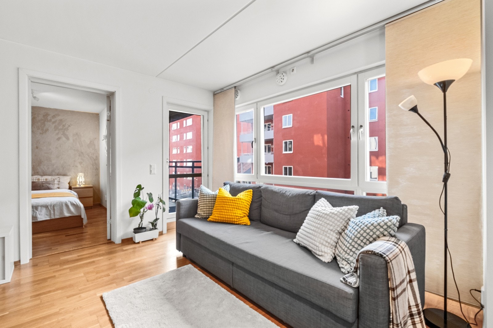 Fra stuen er det utgang til balkongen og adkomst til soverommet. Galleribilde