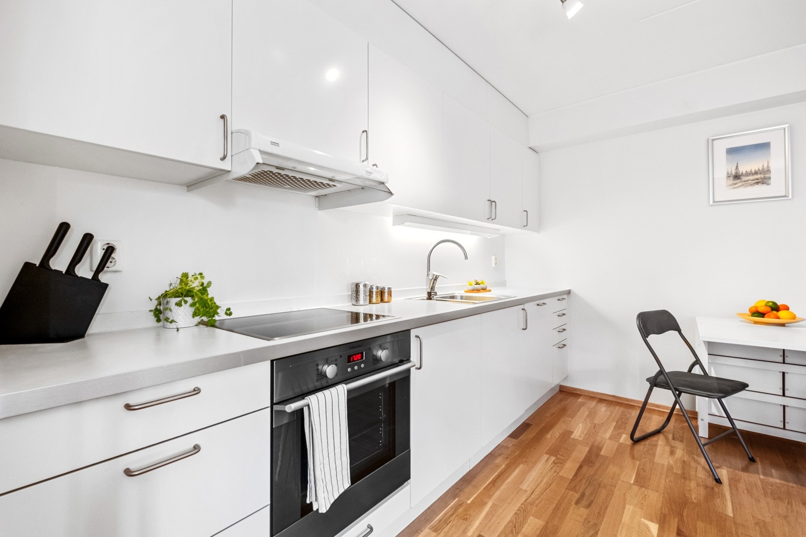 Her får du integrerte hvitevarer som platetopp, stekeovn, oppvaskmaskin og kjøleskap med frysedel. Galleribilde