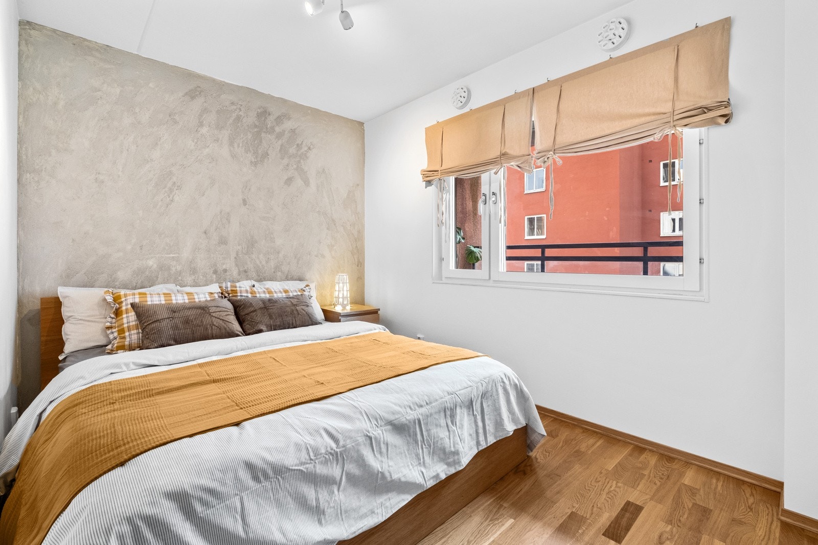 Et stort soverom med god plass til dobbeltseng og tilhørende nattbord. Galleribilde