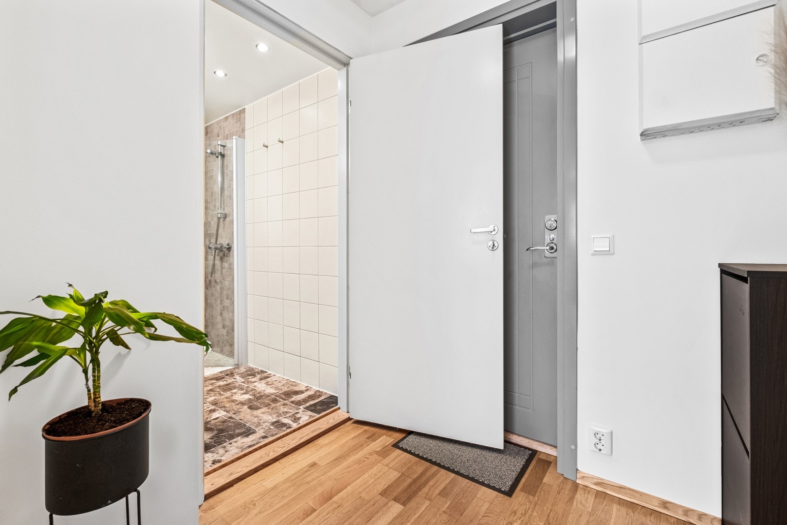 Badet ligger tilknyttet entréen. Galleribilde