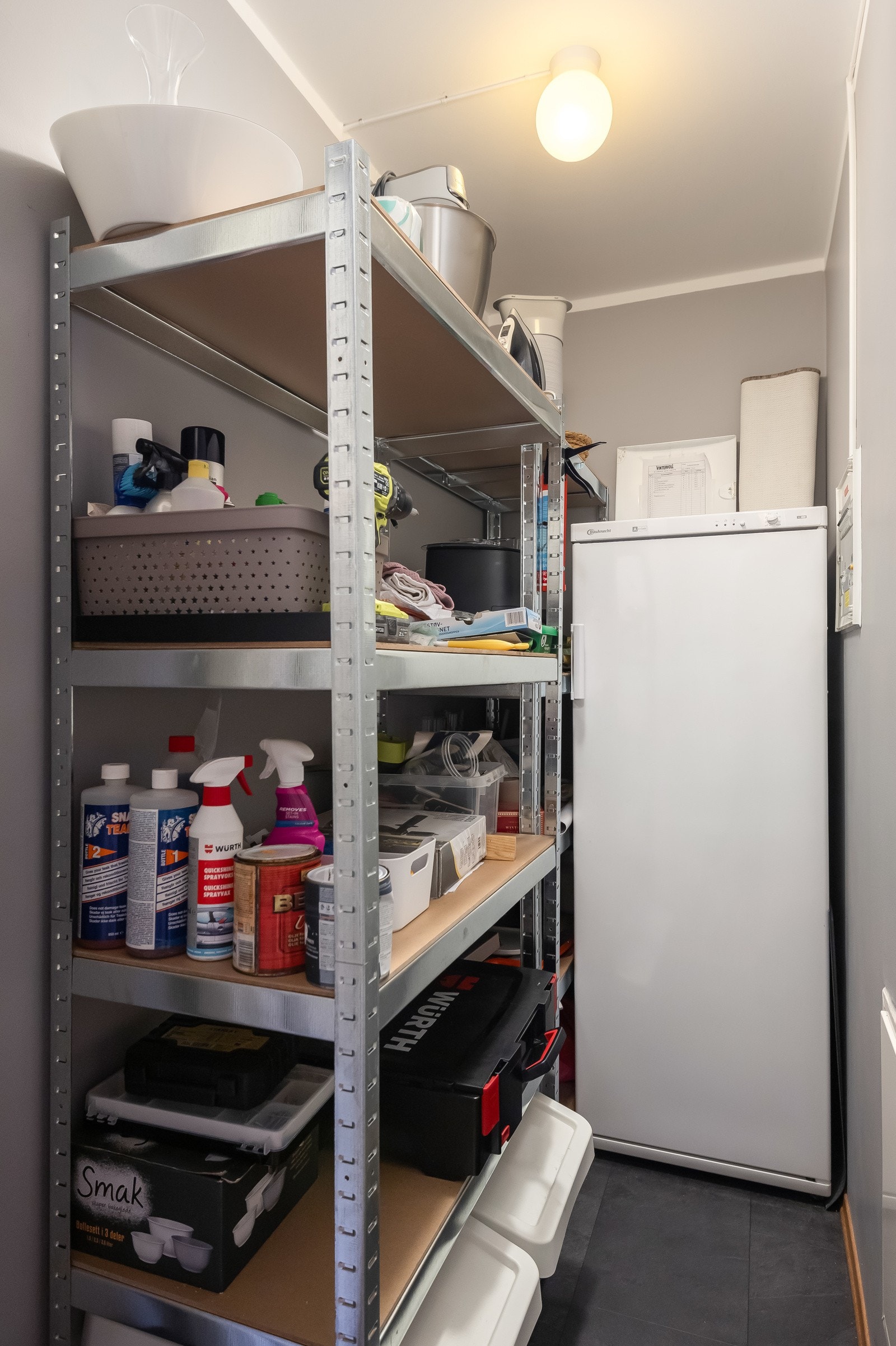 Det er god oppbevaringsplass med bod både i leiligheten og i kjeller. Galleribilde