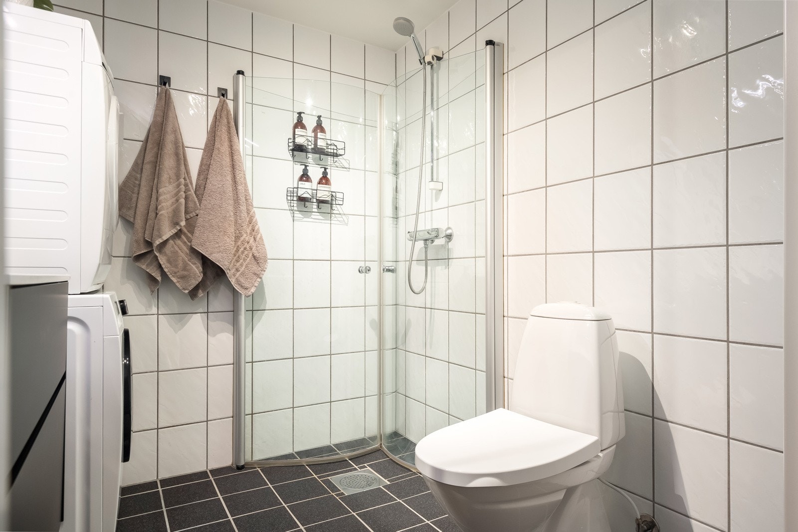 Badet har innredning med servant (nytt i 2022), dusj, toalett og opplegg for vaskemaskin. Galleribilde