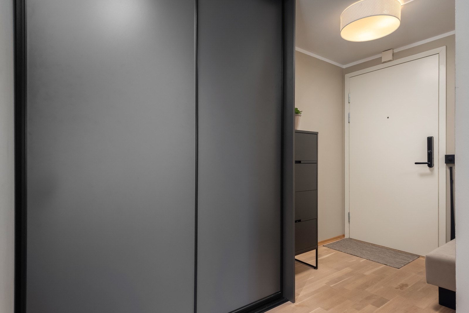 Entré/gang med rikelig plass til klær og sko. Galleribilde