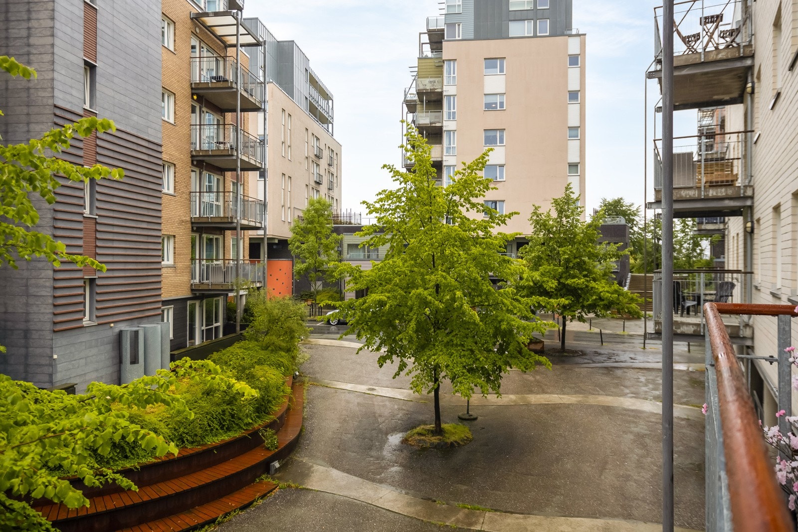 Utenfor er det plantet flere hekker og trær for å gi et grønt preg på området. Galleribilde
