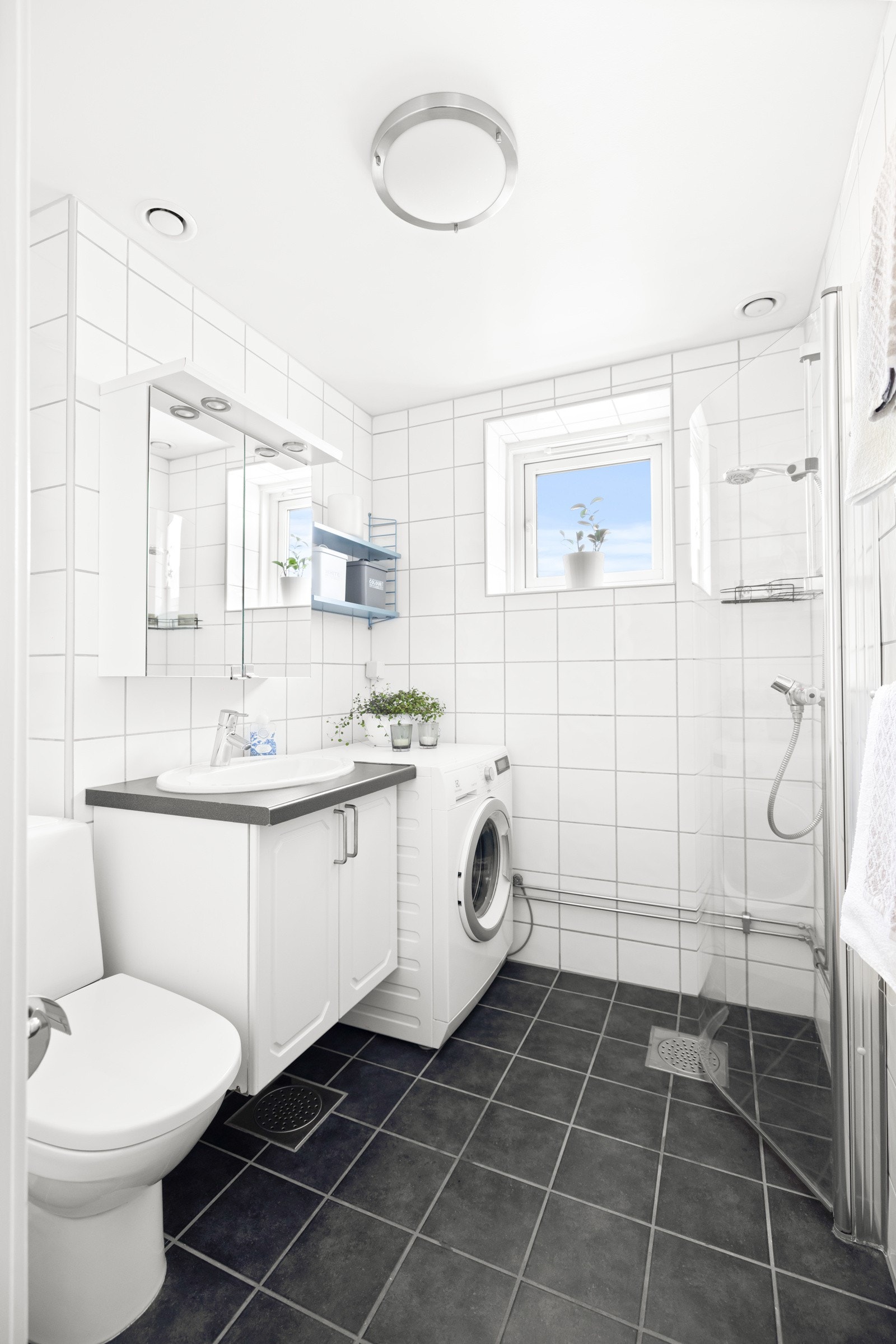 Plass til full størrelse vaskemaskin på badet Galleribilde