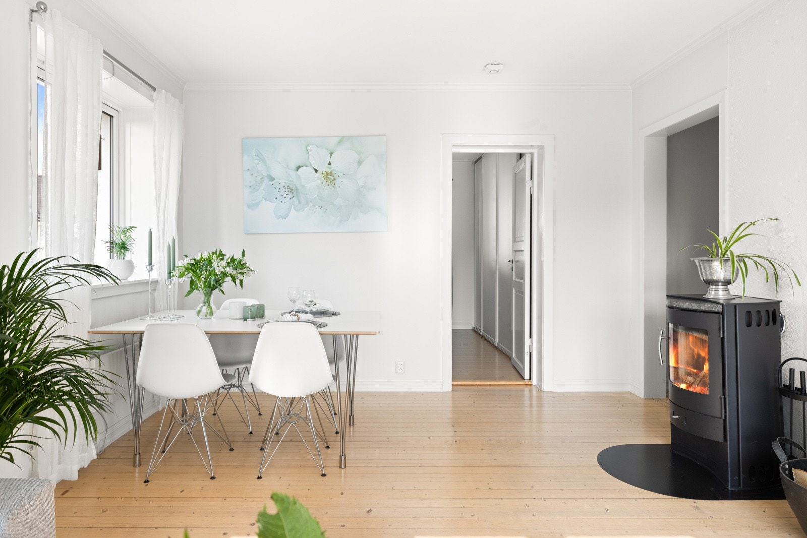 God plass til spsisebord ved vinduet Galleribilde
