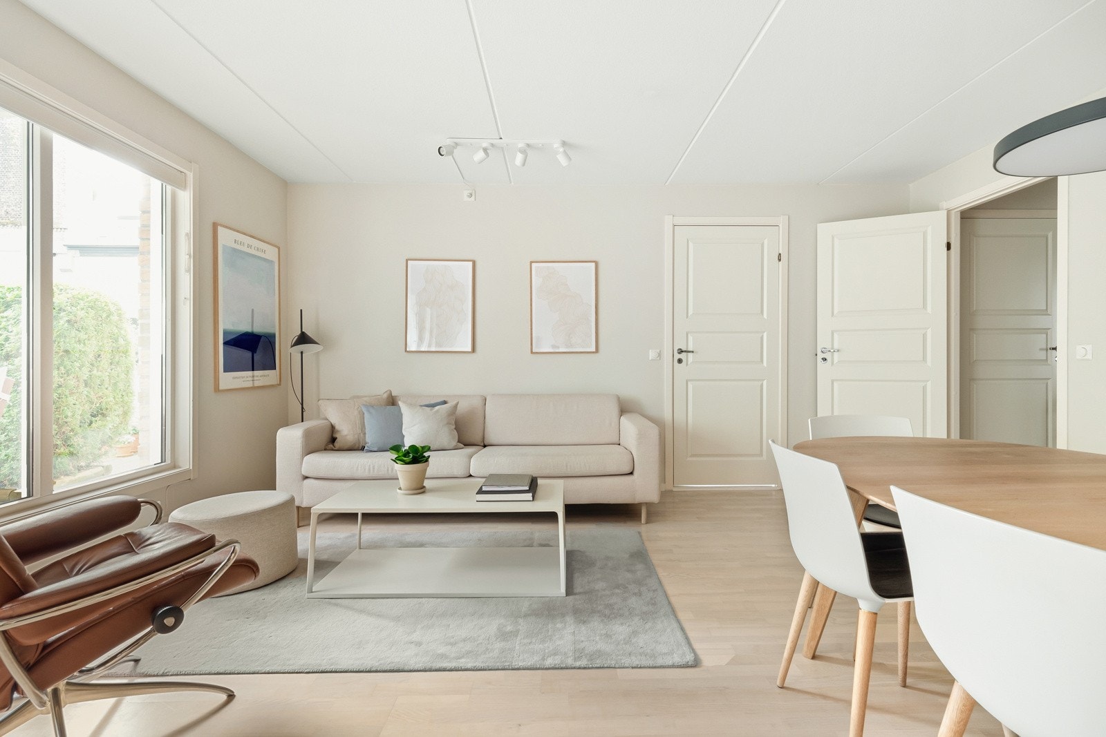 Store vindusflater, som strekker seg nesten helt fra gulvet og opp til taket, slipper inn mengder av dagslys inn i rommet. Galleribilde