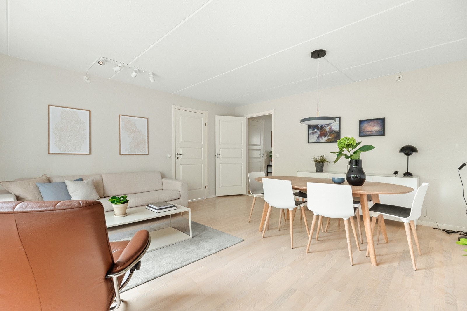 Her er det rikelig med plass til større spisebord og sofagruppe. Galleribilde