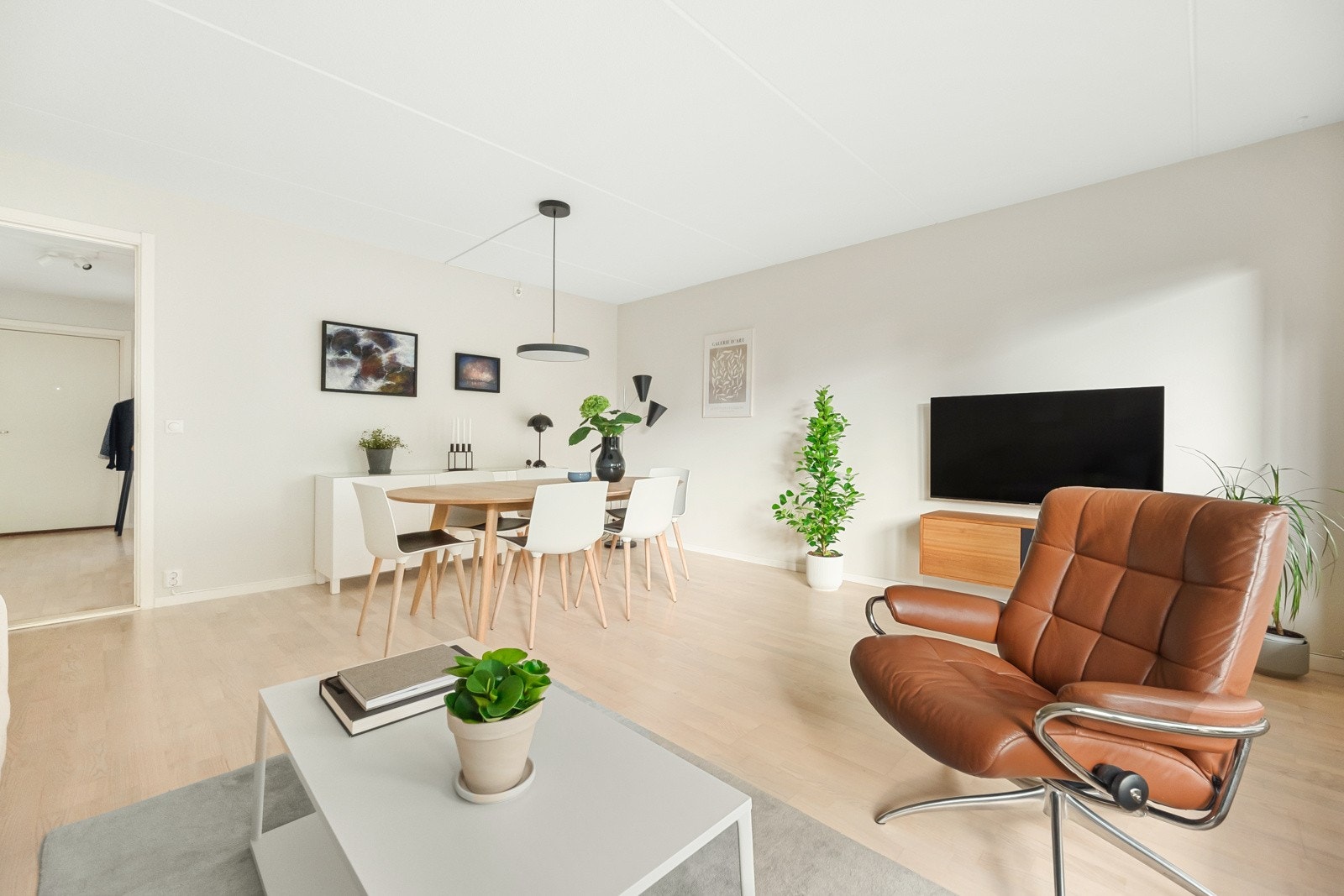 Stuen er selve hjertet i leiligheten og et naturlig samlingspunkt for store og små. Galleribilde