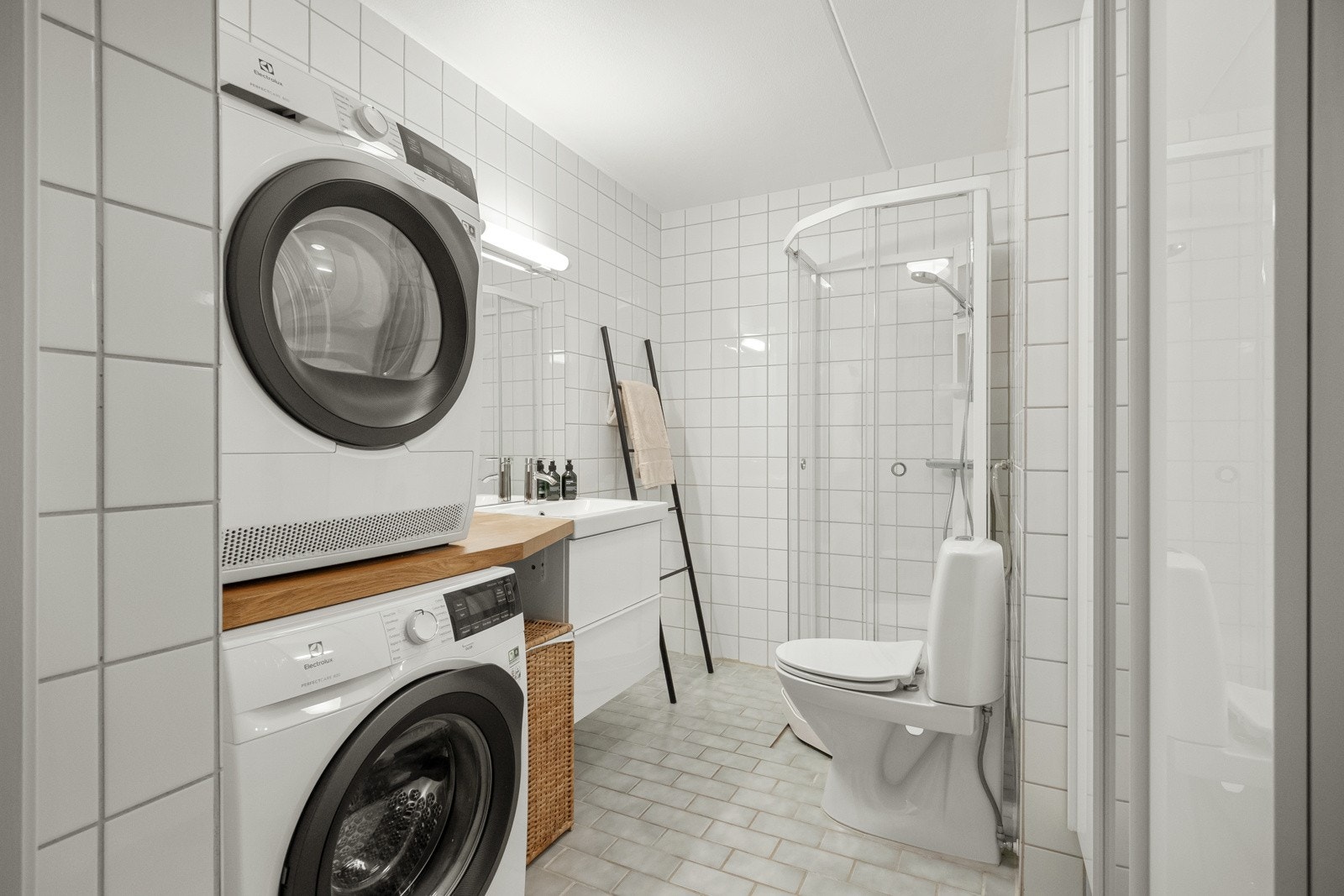 Badet er av god størrelse, innredet med dusjkabinett, servant med innredning, speil med lys og toalett. Galleribilde