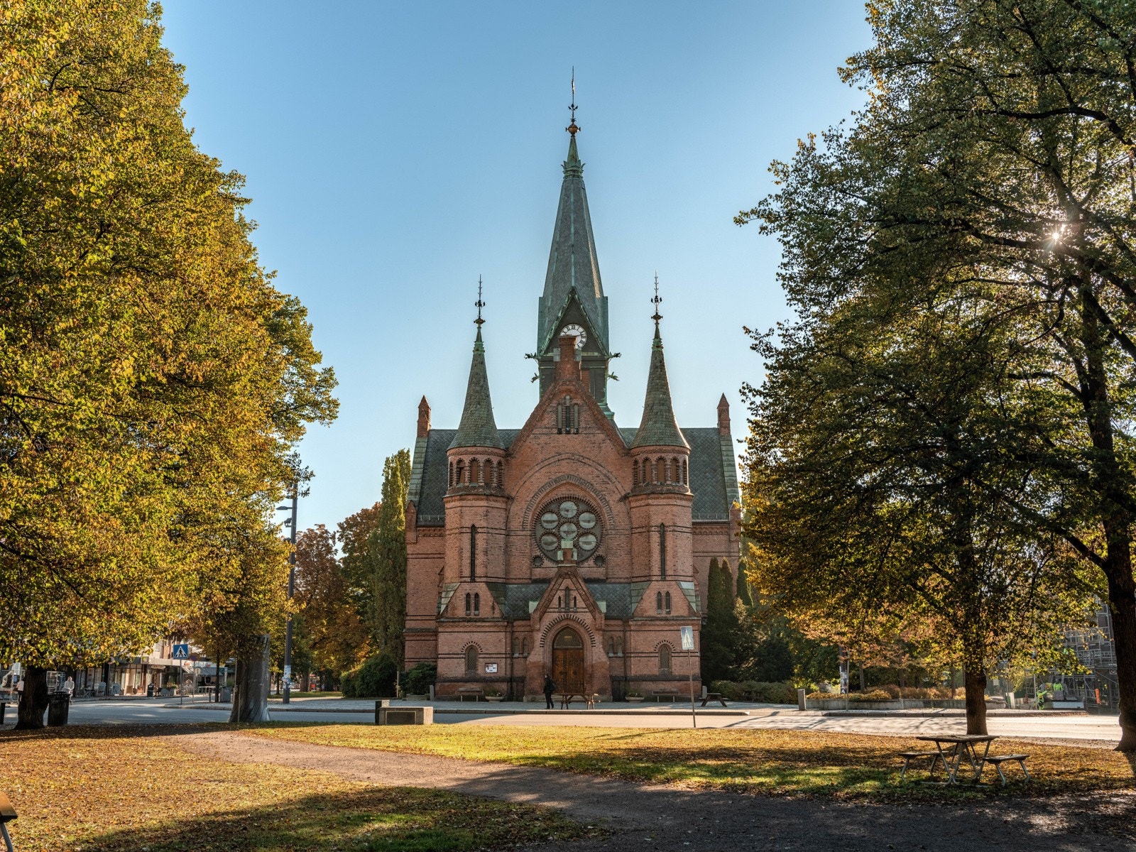 Ærverdige, flotte Sagene kirke. Galleribilde