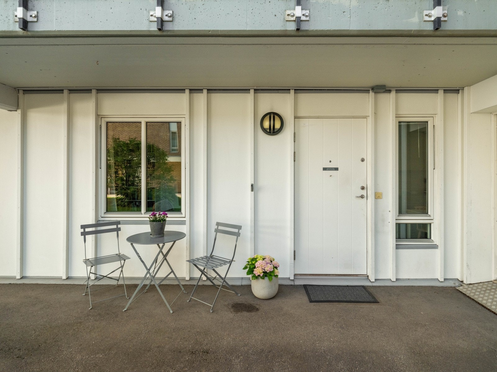 Leiligheten har sitt eget inngangsparti, med plass for å nyte ettermiddagssolen utendørs. Dagens eier har ofte sittet her ute etter jobb i ettermiddagssolen. Området er felles for beboerne, men benyttes i stor grad av beboerne i første etasje. Galleribilde