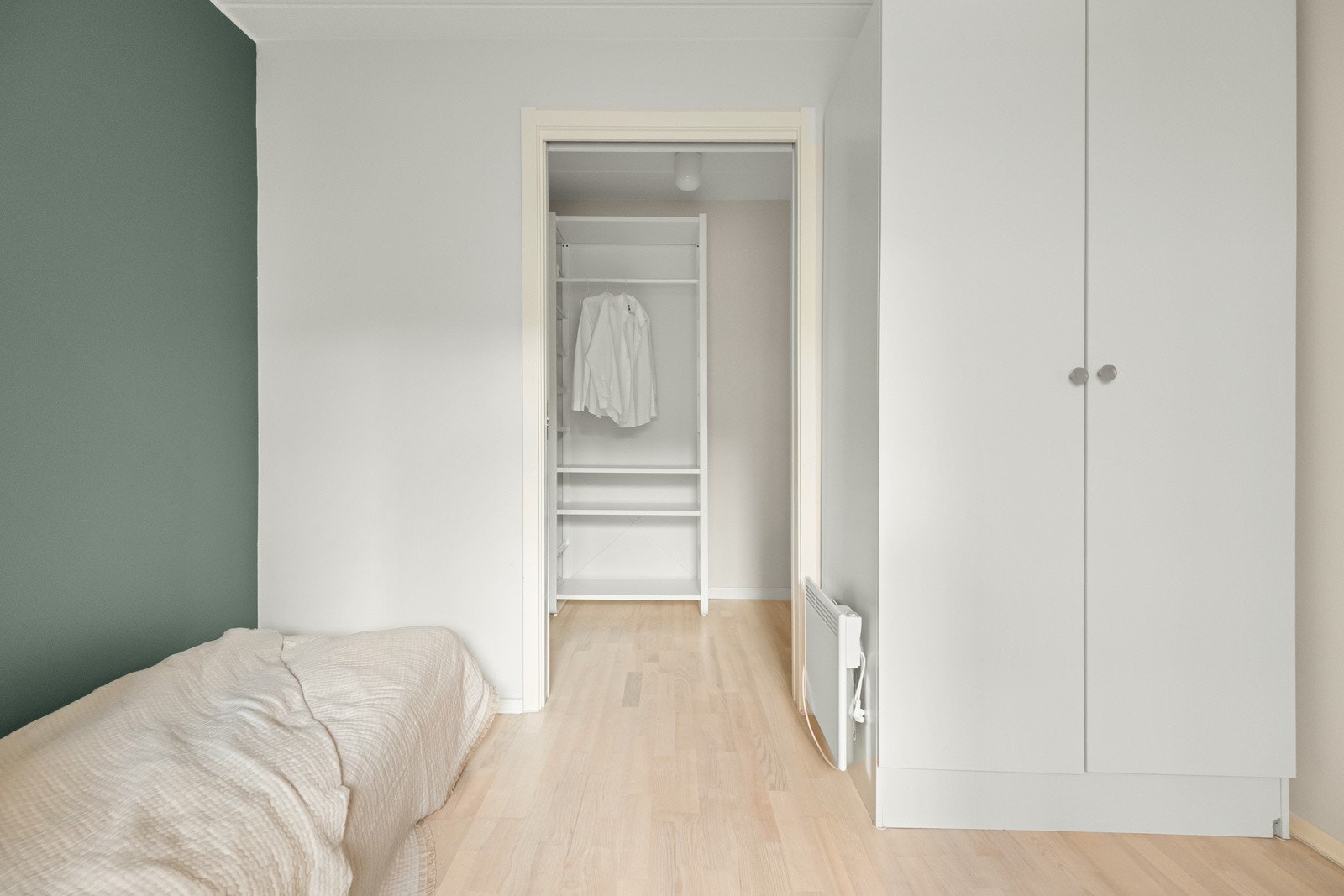 Her er det egen walk-in-garderobe eller bod - avhengig av livssituasjon, kanskje? Galleribilde