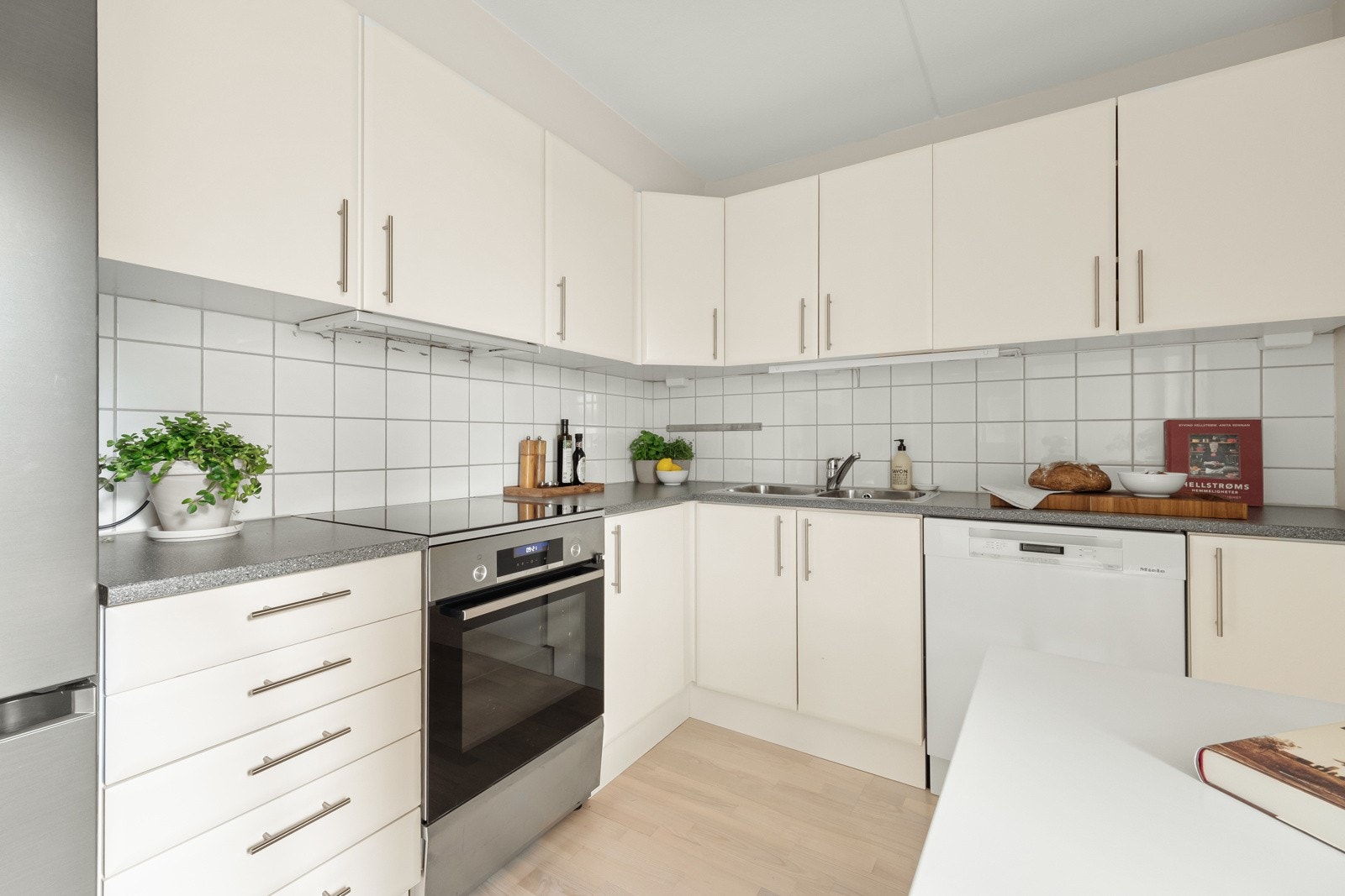Innredningen består av matte, slette fronter og laminat benkeplater. Det er rikelig med lagring i både over- og underskap. Galleribilde