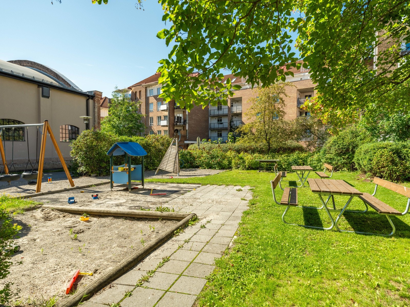 Koselig lekeplass for de minste, og tilrettelagt for en pustepause for de litt eldre. Galleribilde