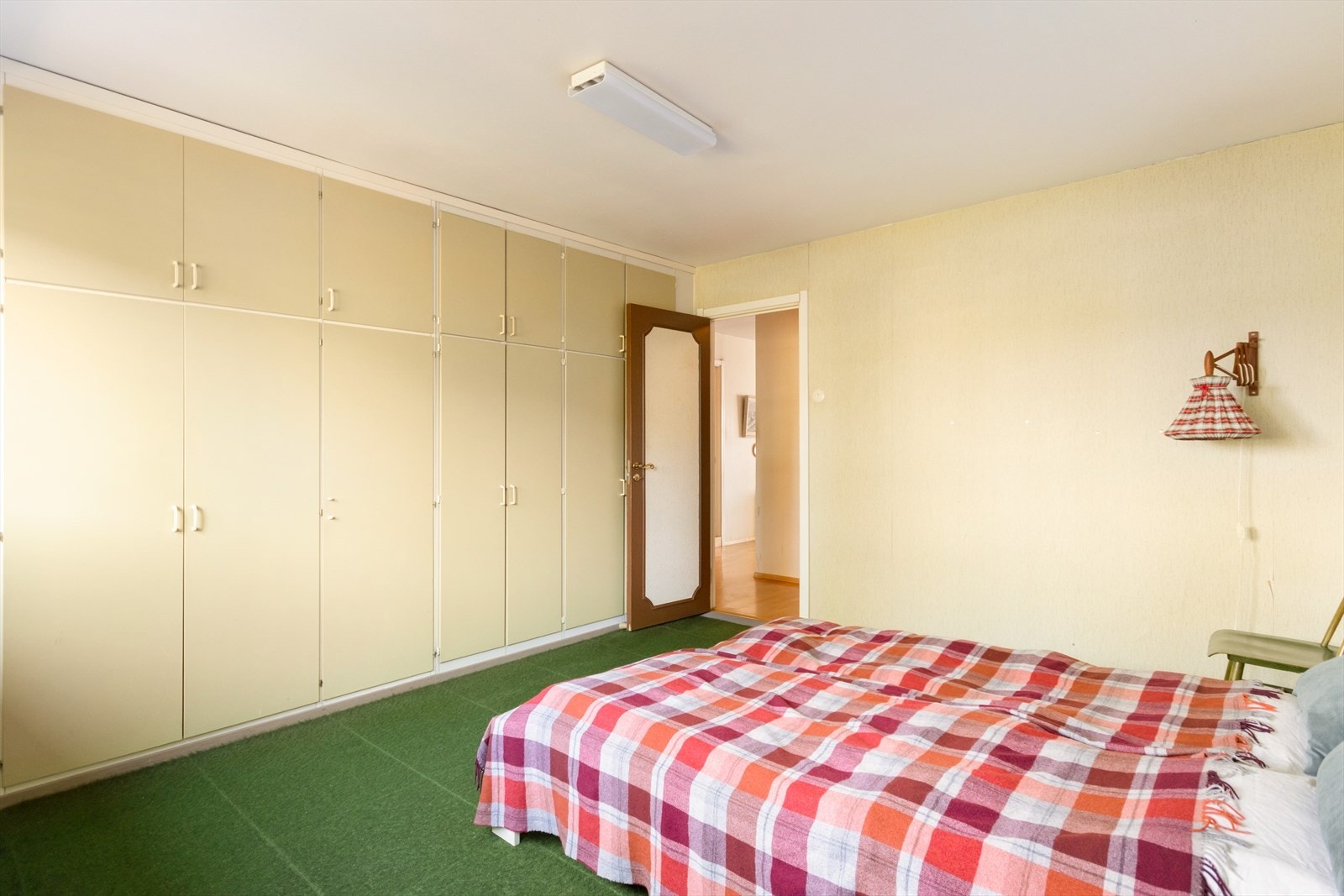 Hovedsoverommet har rikelig med lagringsplass Galleribilde