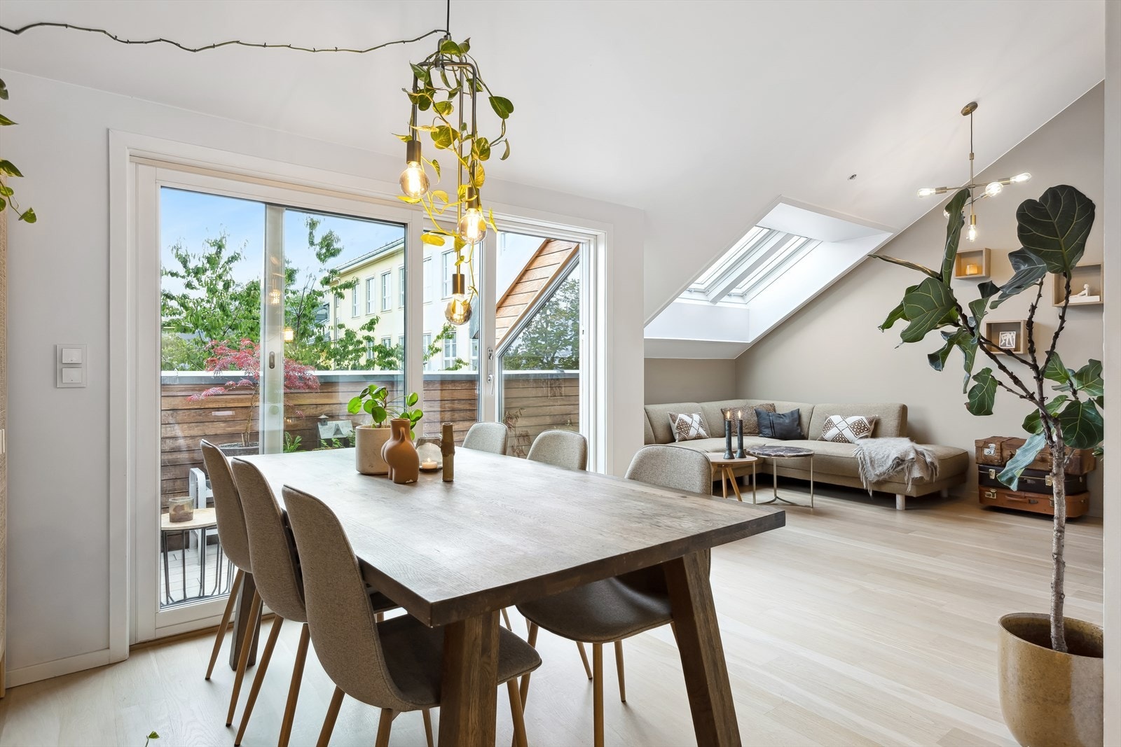 Stuen er enkel å innrede med flere soner. Galleribilde