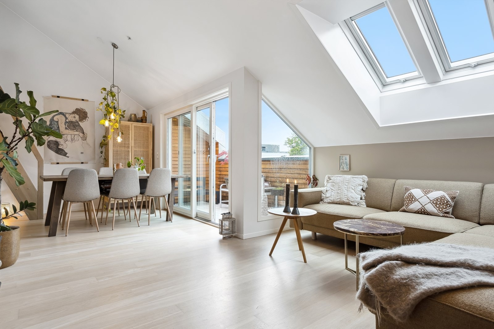 Store vindusflater slipper inn rikelig med naturlig lys. Galleribilde