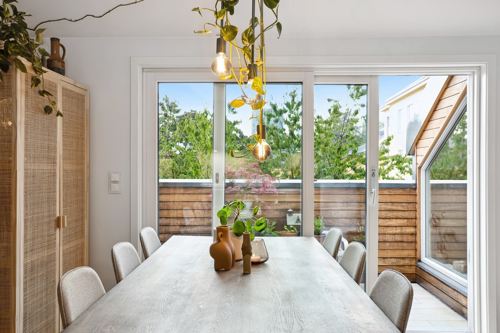 God plass for spisesalong med plass til mange gjester. Galleribilde
