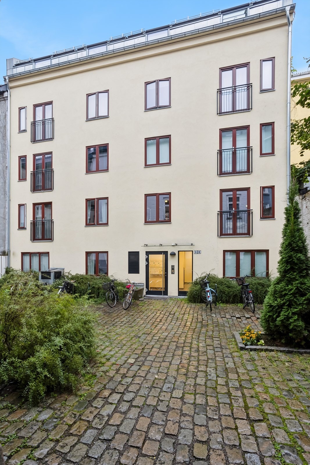 Hyggelig lukket bakgård. Boligen ligger svært sentral til i stille og rolige omgivelser. Galleribilde
