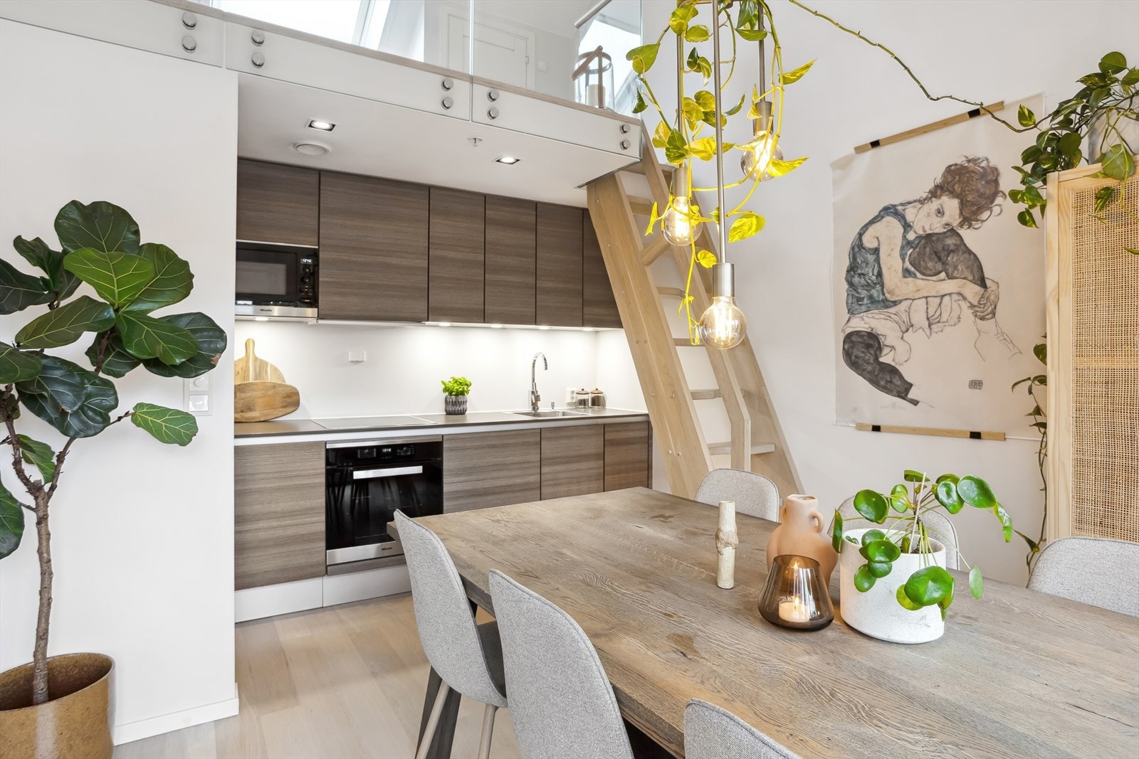 Dette er en lys og gjennomgående leilighet med generøs takhøyde. Galleribilde