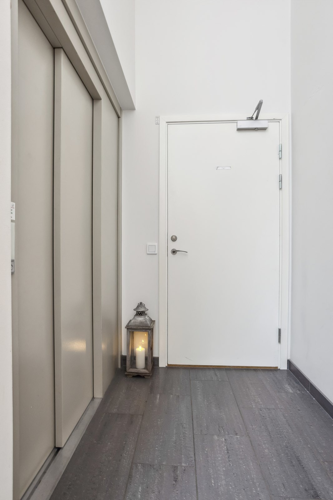 Heis til etasjeplan i 5.etasje med kun to leiligheter. Galleribilde
