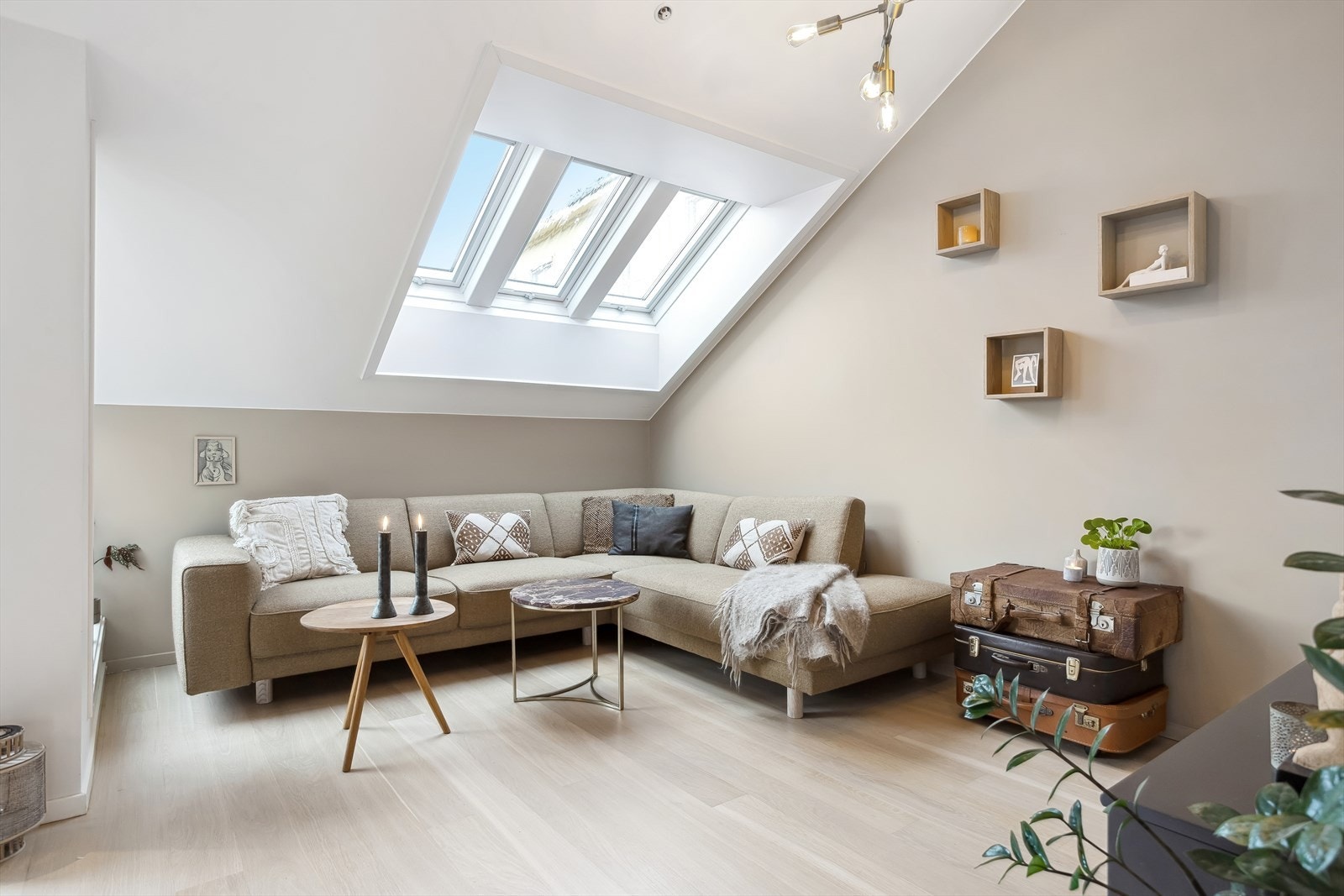 Leiligheten holder en meget god standard med bl.a. lyst en-stavs parkett på gulv. Galleribilde