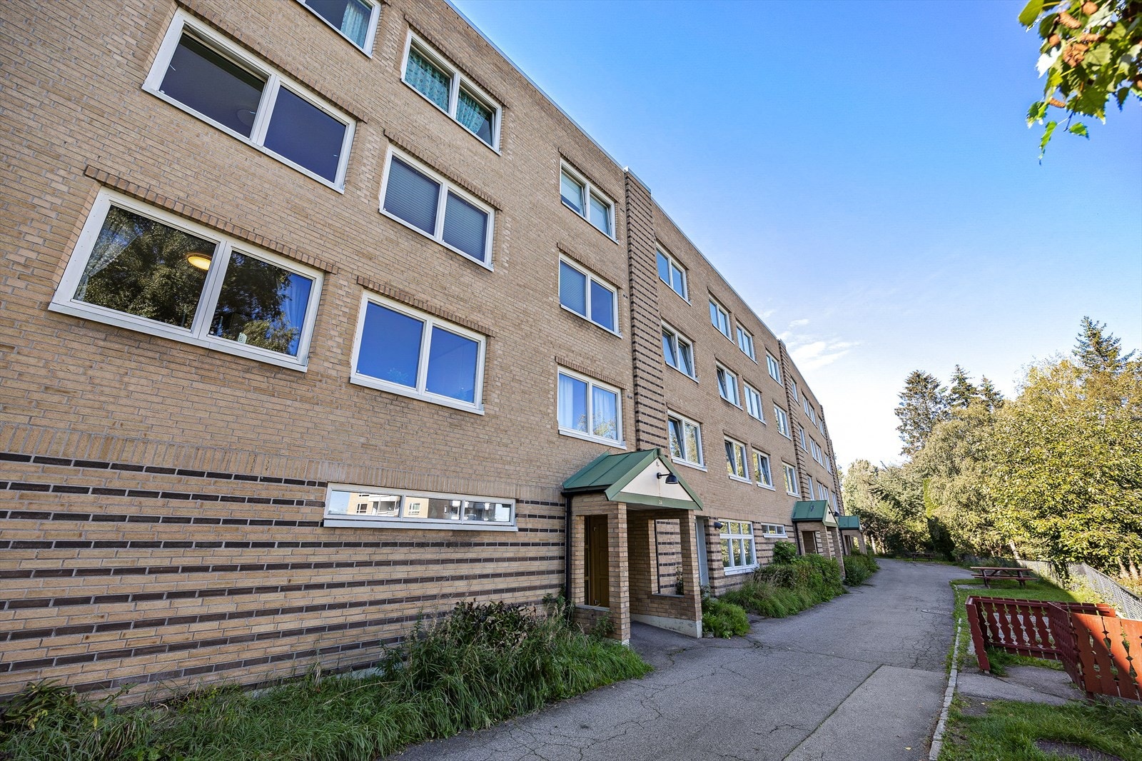 Fra leiligheten er det umiddelbar nærhet til flotte turområder. Herunder kan bl.a. veien inn til Mariholtet nevnes som en flott turvei Galleribilde