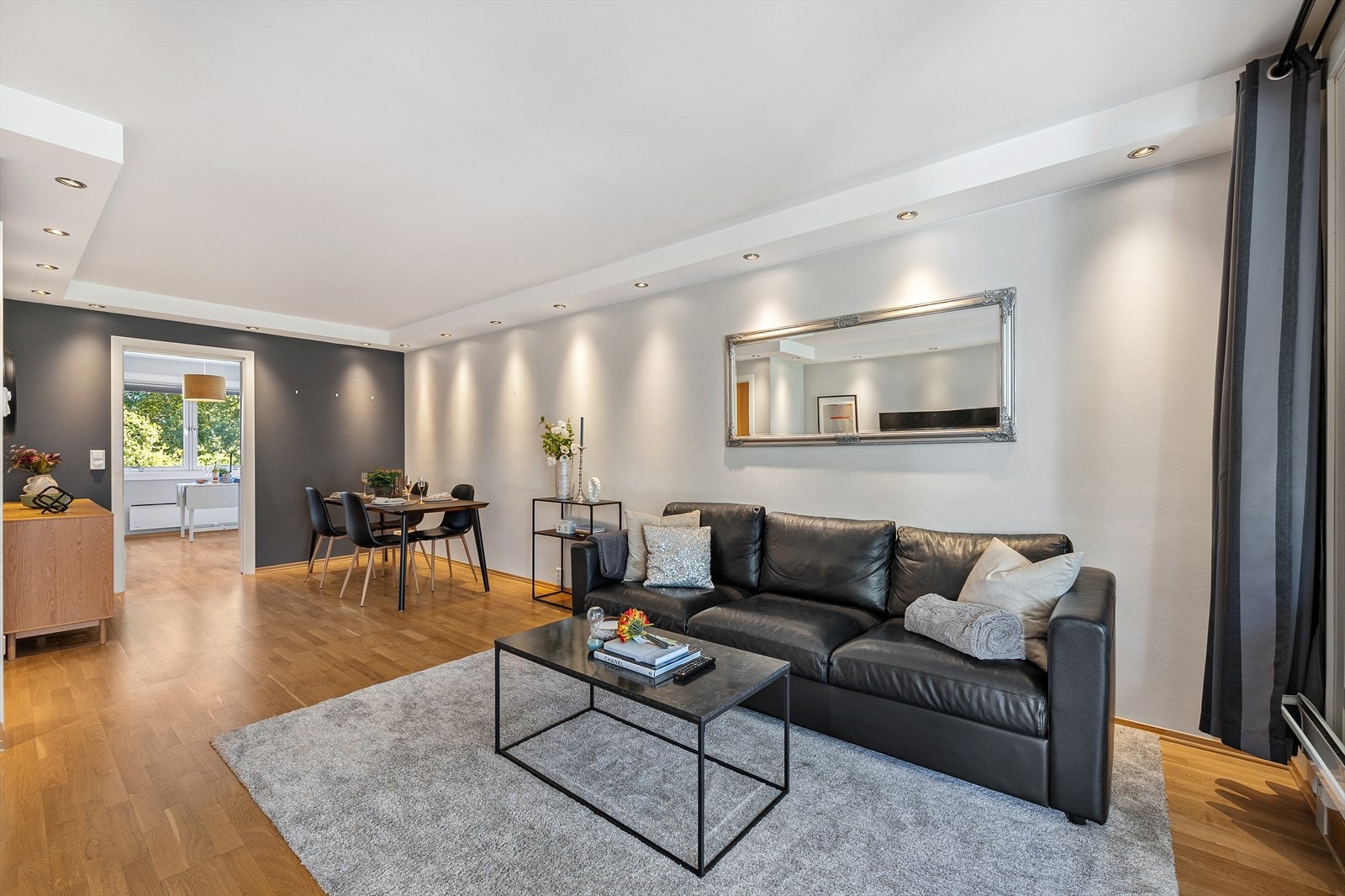 I stuen er det montert rikelig med downlights i himlingen Galleribilde