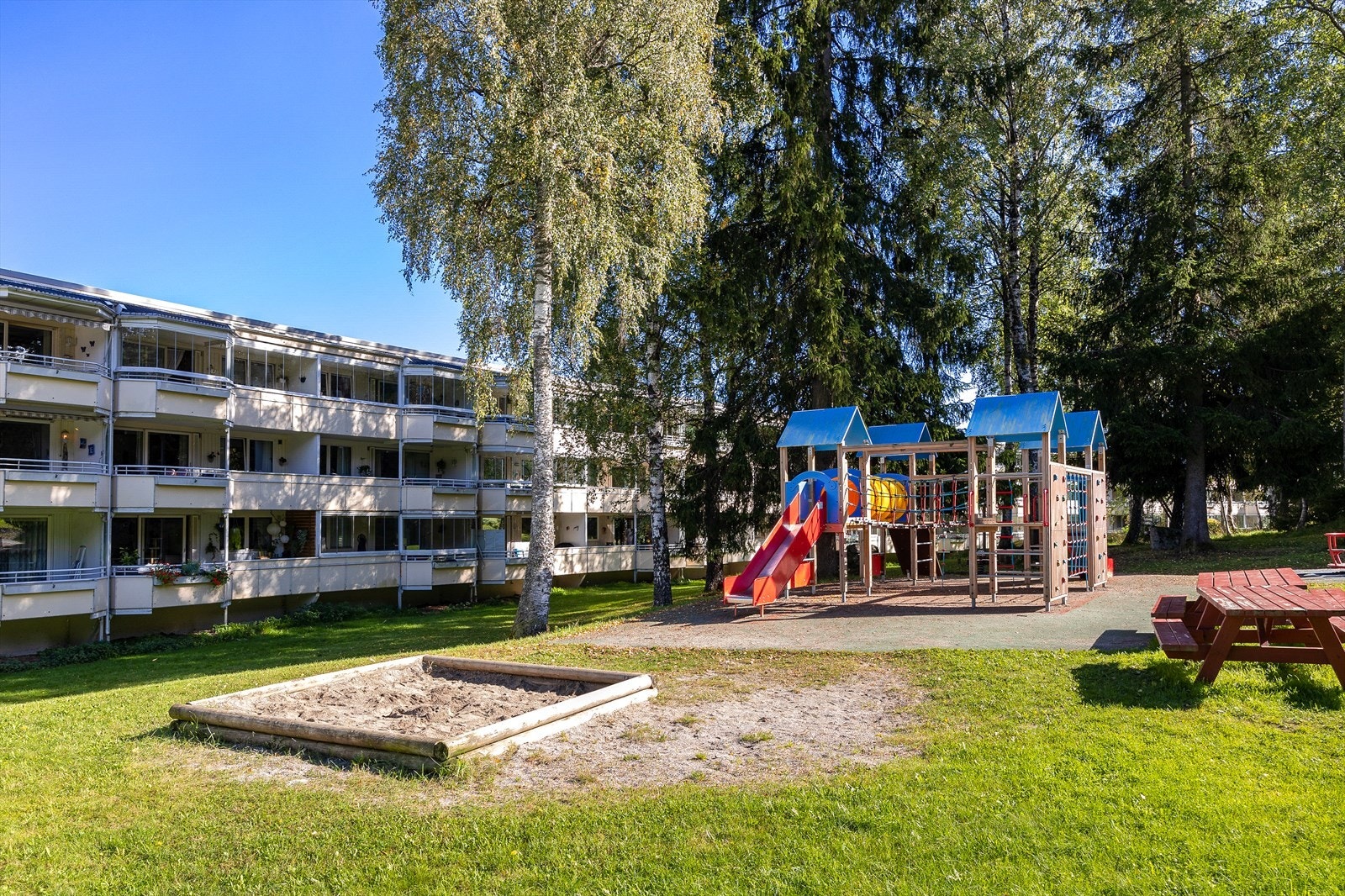 Flott lekeplass på fellesområdet som gjør det godt tilrettelagt for barn og unge Galleribilde