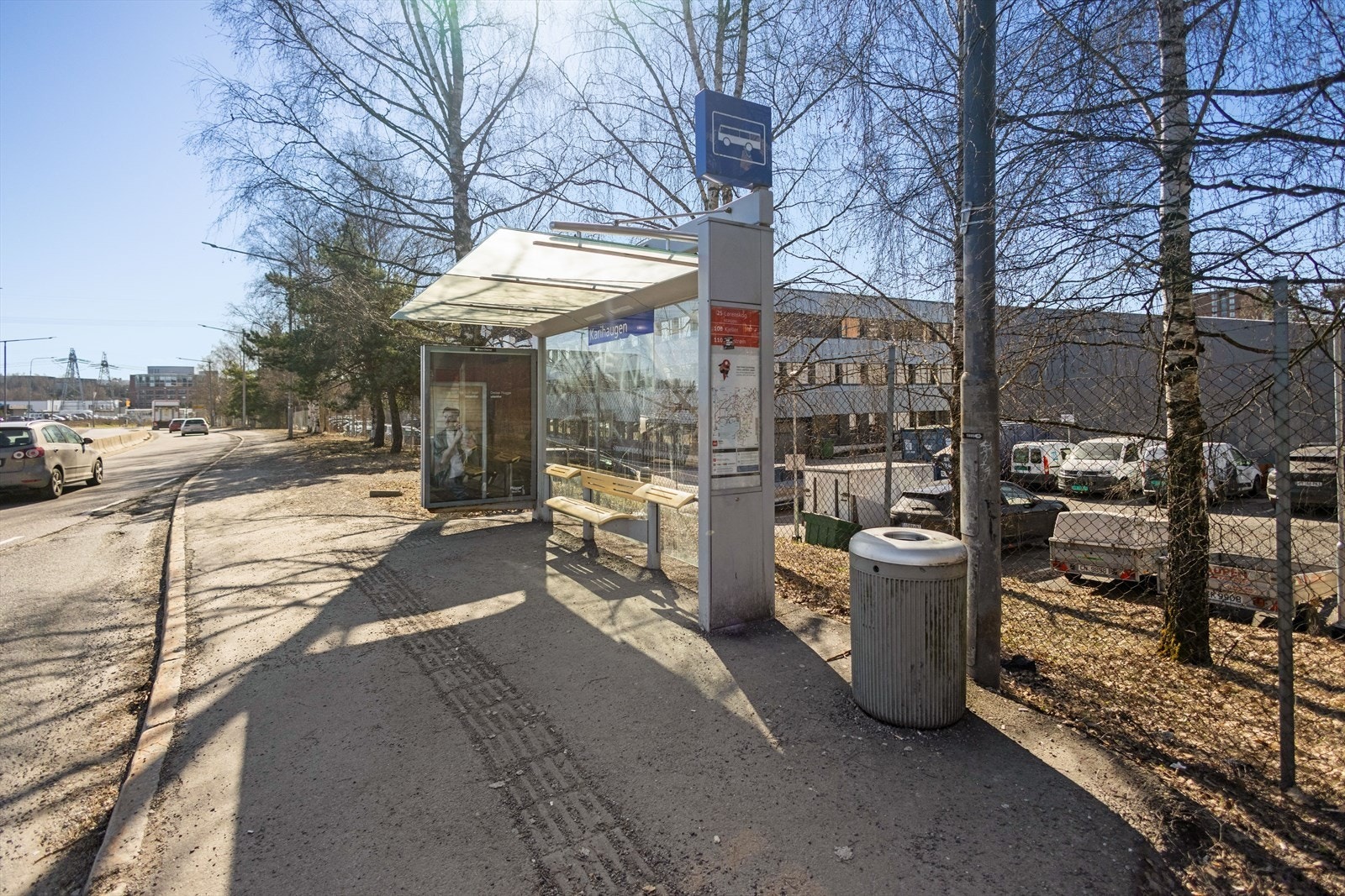 Karihaugen bussholdeplass er ca 3 min gange fra boligen Galleribilde