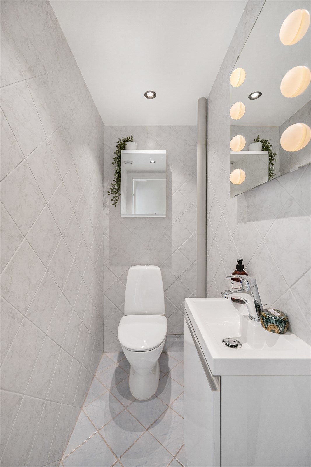 Leiligheten har separat toalettrom med stilrent design Galleribilde