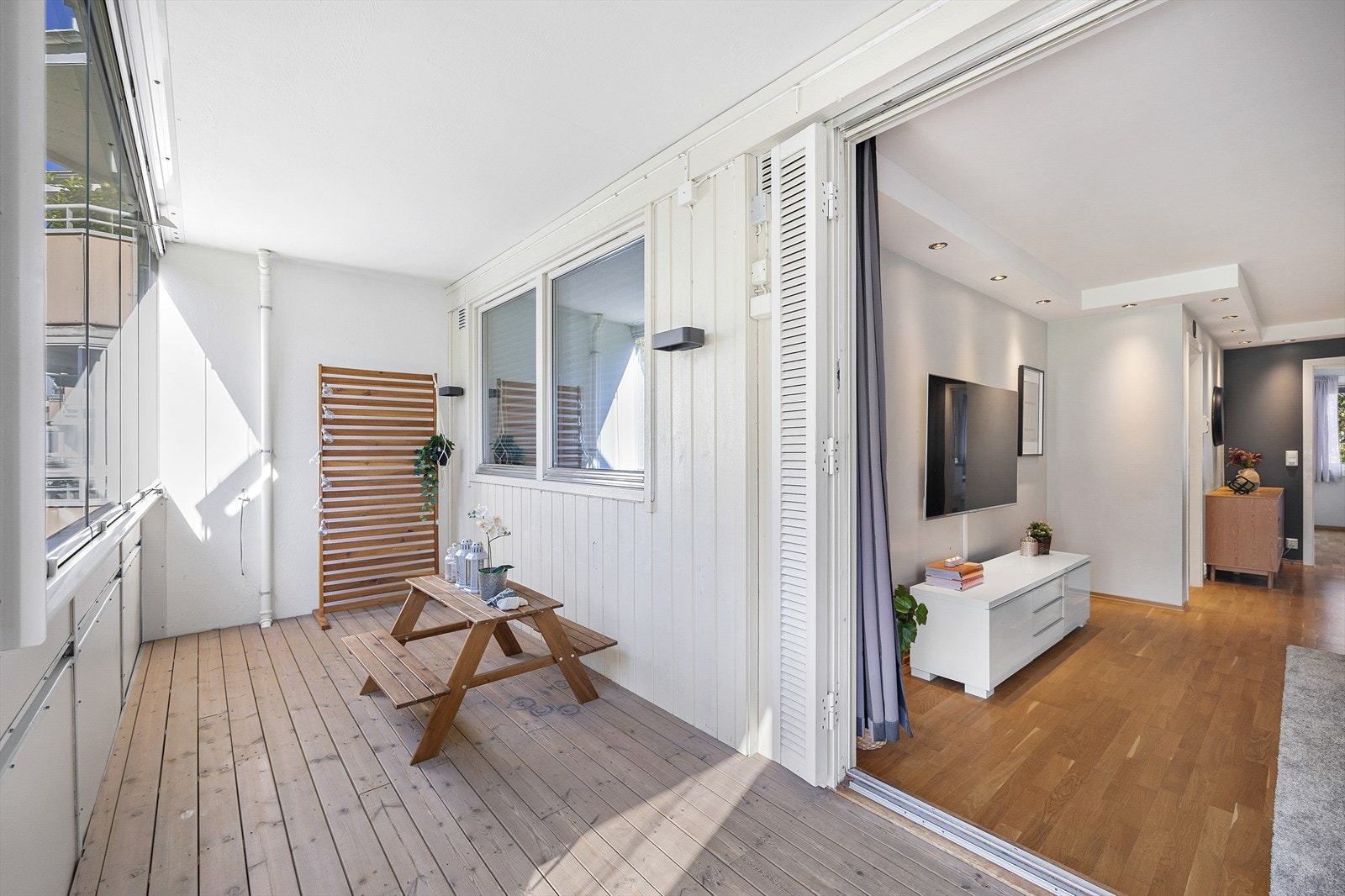 Fra stuen er det adkomst til stor og koselig innglasset balkong på hele 16 m² Galleribilde