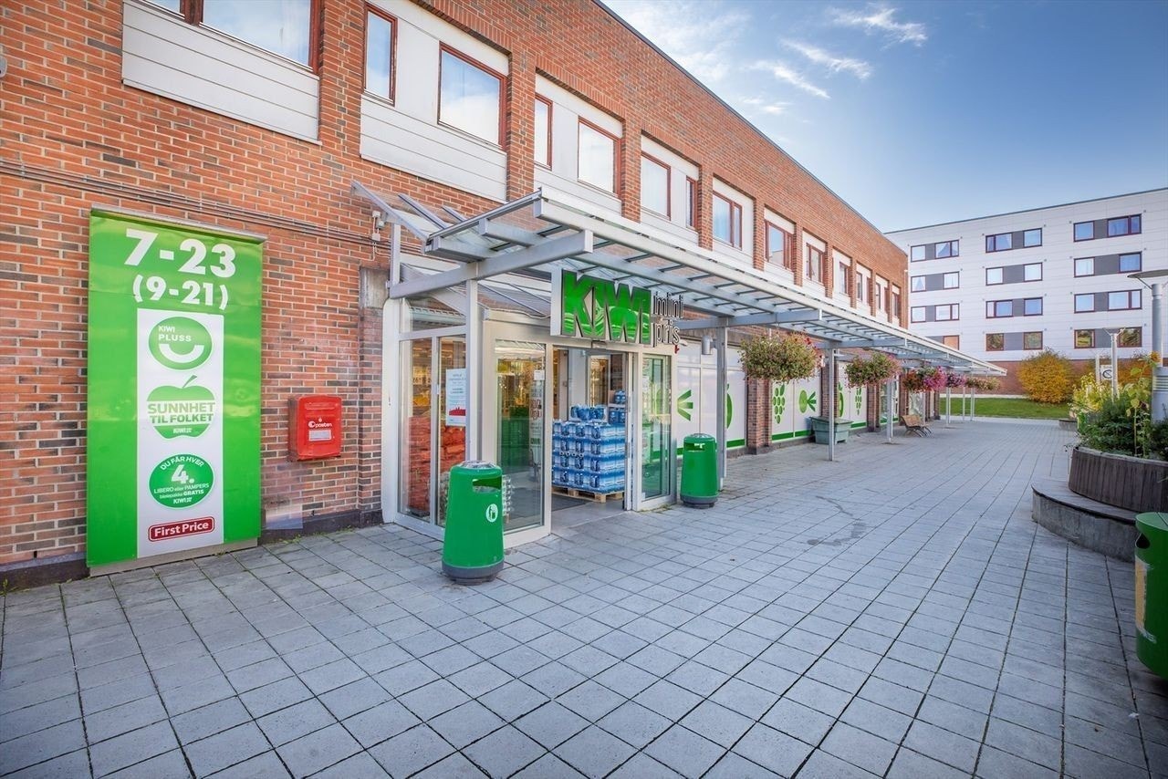 Svært praktisk med stor dagligvarehandel i gangavstand fra boligen Galleribilde