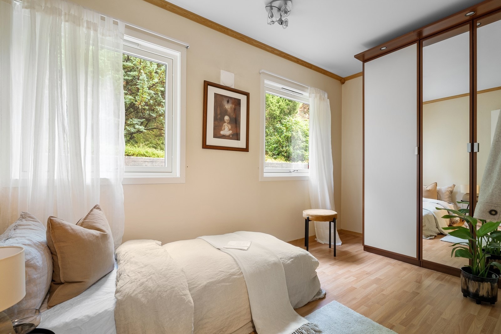 Det andre soverommet i boligen måler 7,9 m² og har rikelig med lysinnslipp via to vinduer. Galleribilde
