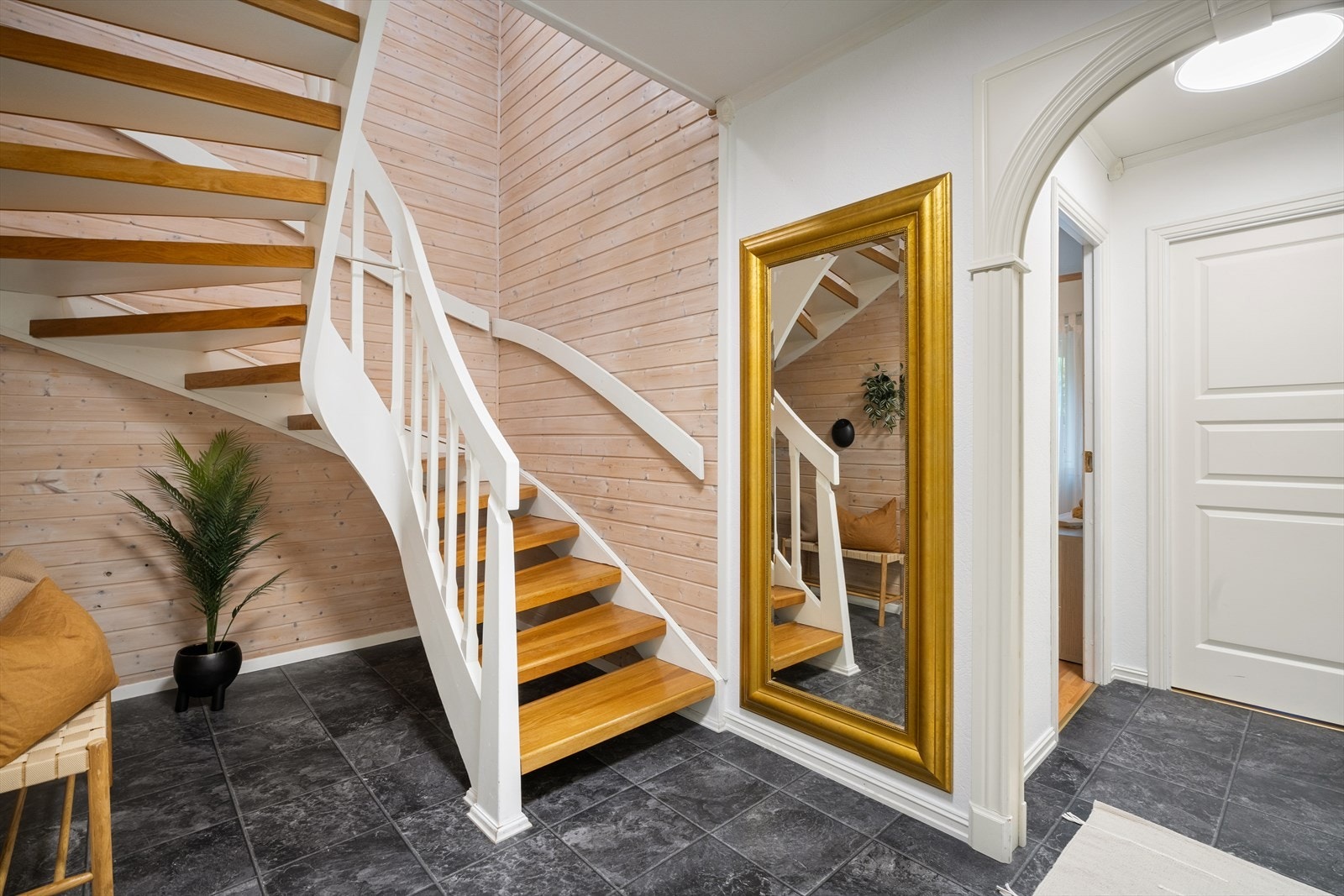 Entreen/trapperommet i 1.etasje måler 10,6 m². Galleribilde
