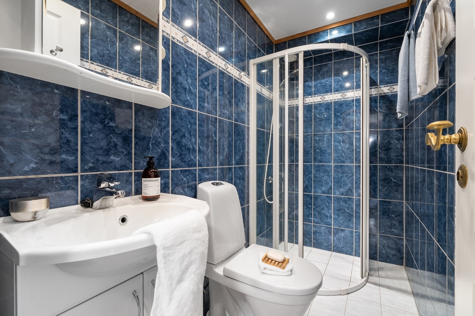 Badet i 2.etasje er antatt fra tidlig 90-tallet. Badet er helfliset med varmekabler i gulvet. Galleribilde