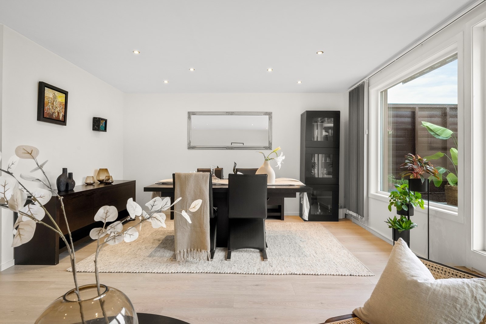 Det er god plass til stort spisebord i stuen. Galleribilde