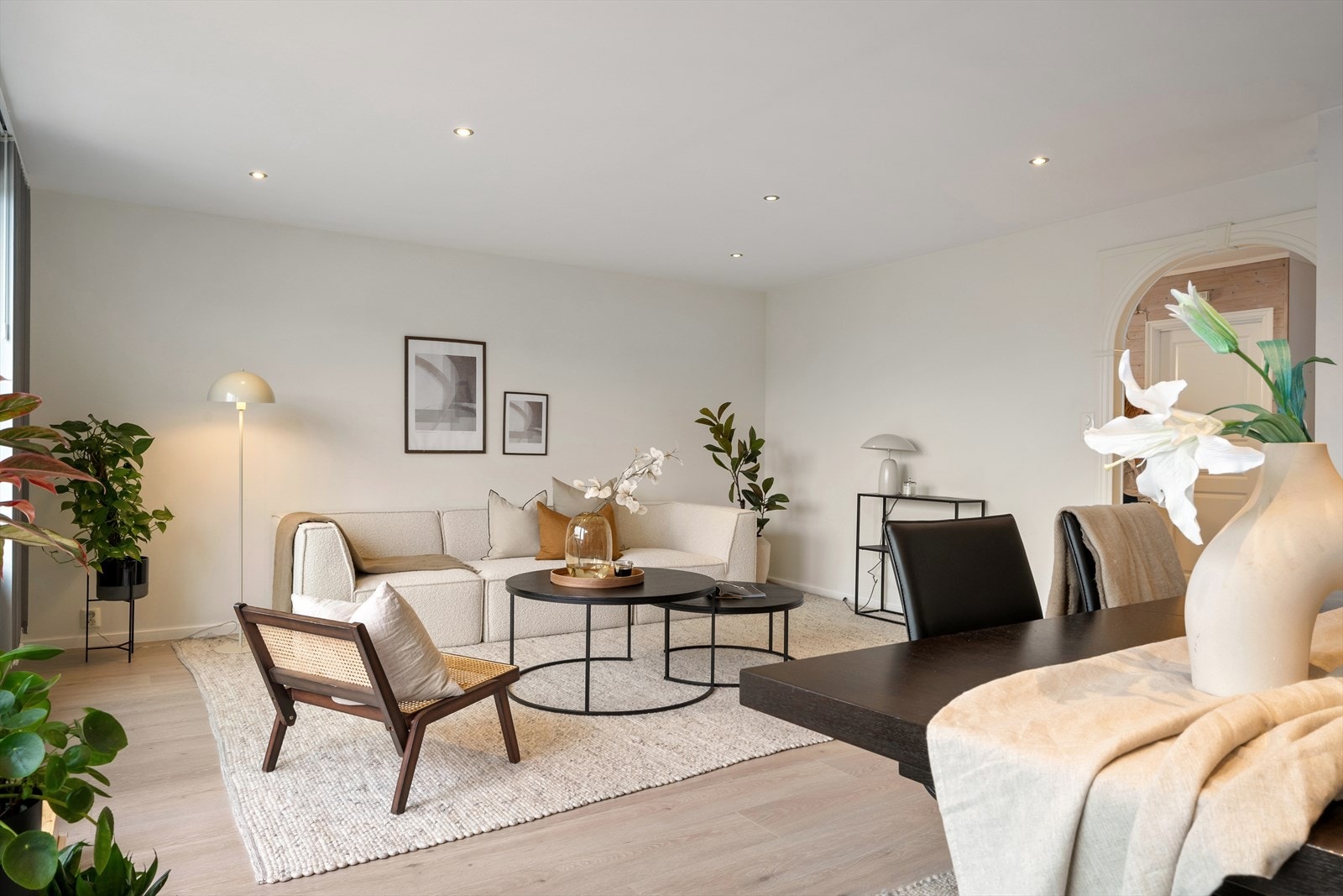 Slette malte flater med listfrie overganger mellom tak og vegg, med moderne spotlights i himlingen. Galleribilde