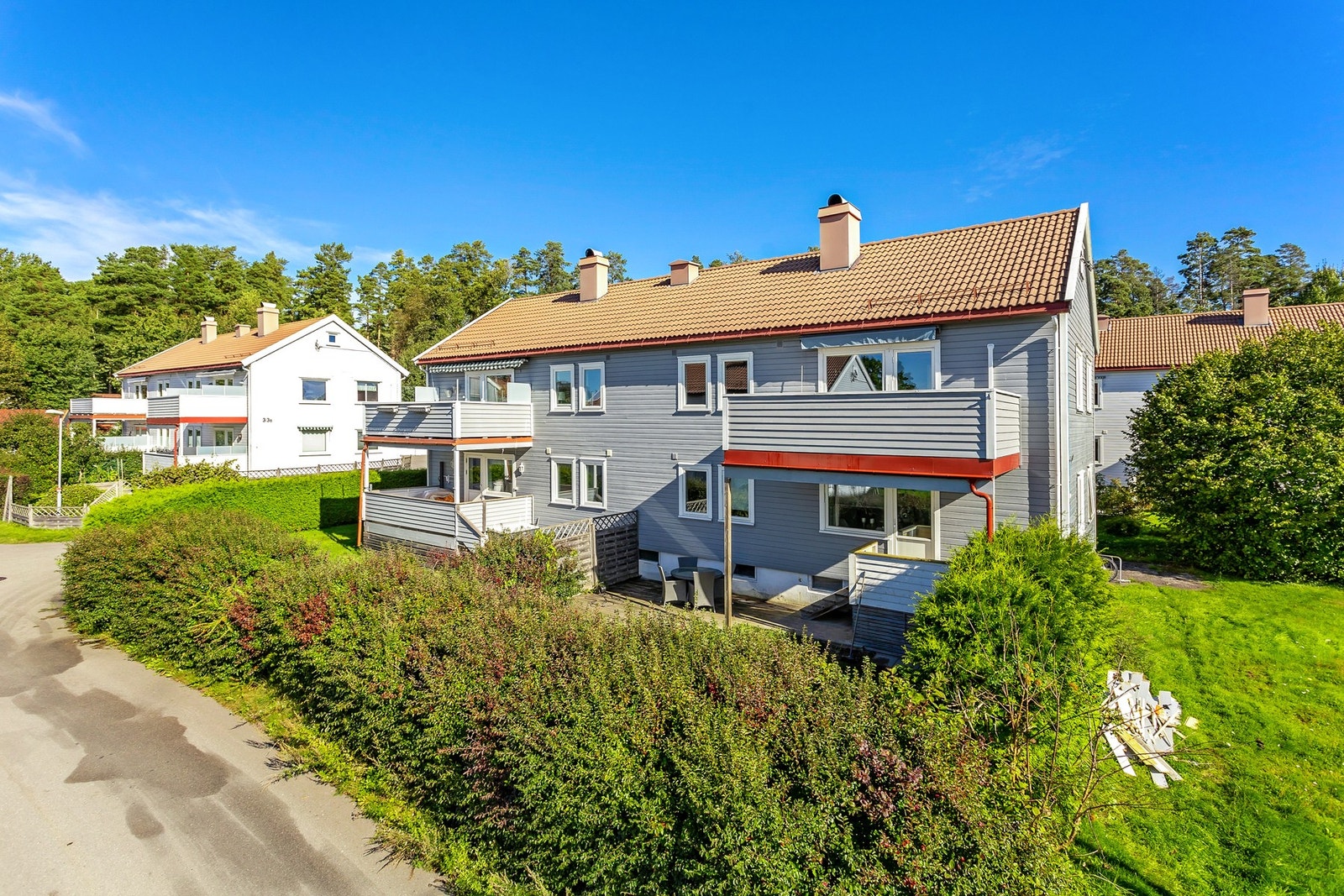 Eiendommen grenser til den idylliske Teieskogen med flotte turområder og lysløyper som byr på god rekreasjon året rundt. Galleribilde