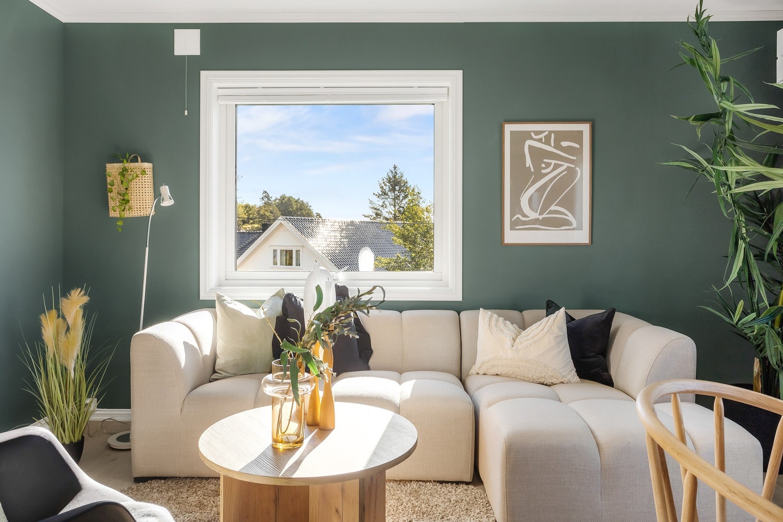 Stuen er stor og fin med en sosial dynamikk med god plass til spisestue og sofaløsning med tilhørende møblement. Galleribilde